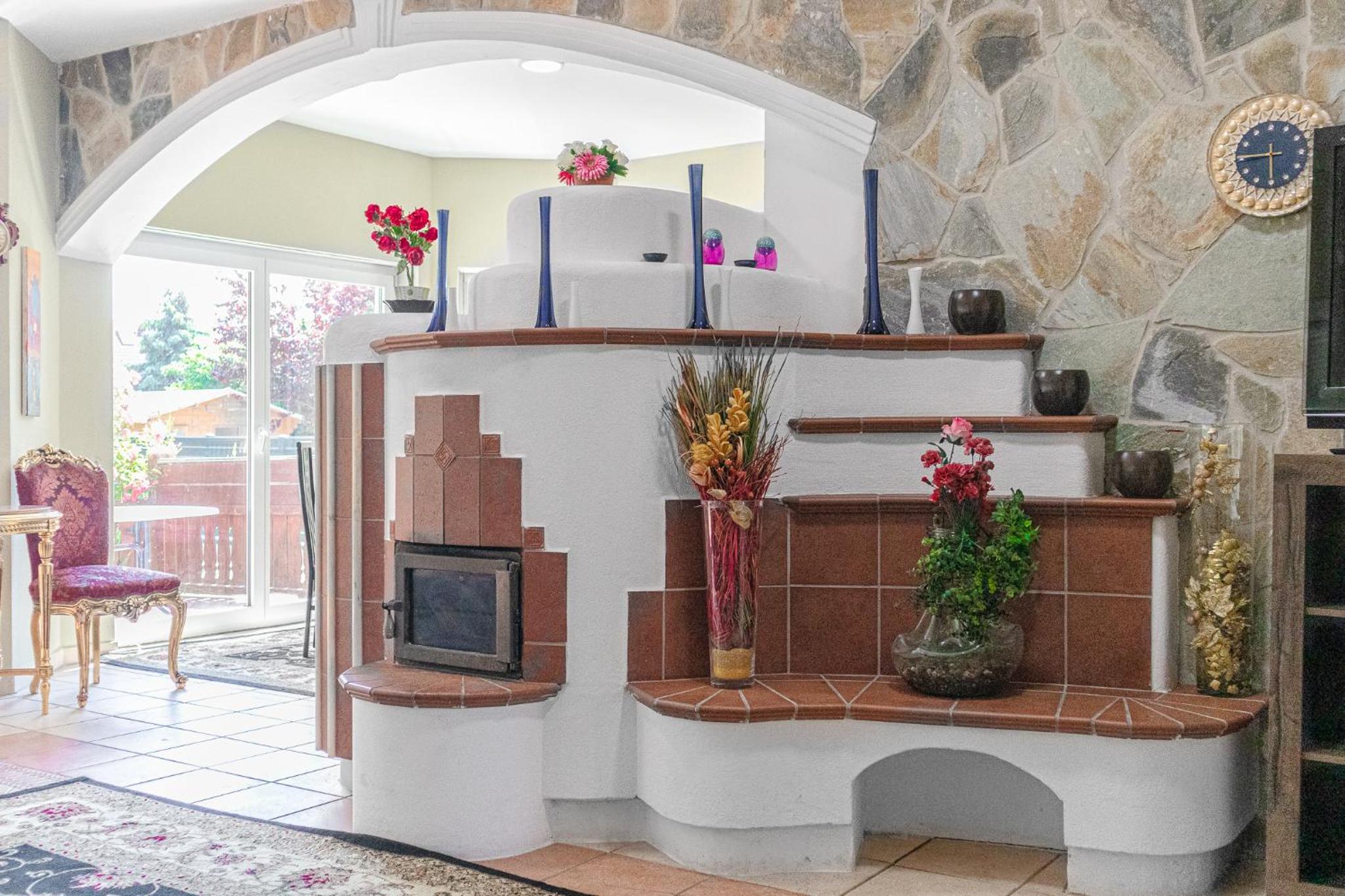 Exquisite Villa with Free Parking - suitable for groups up to 18p