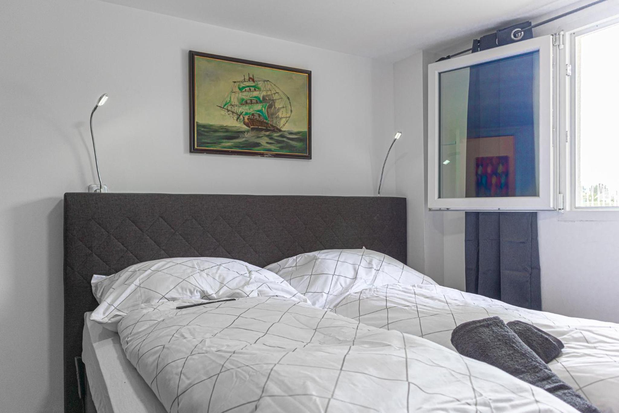 Exquisite Villa with Free Parking - suitable for groups up to 18p