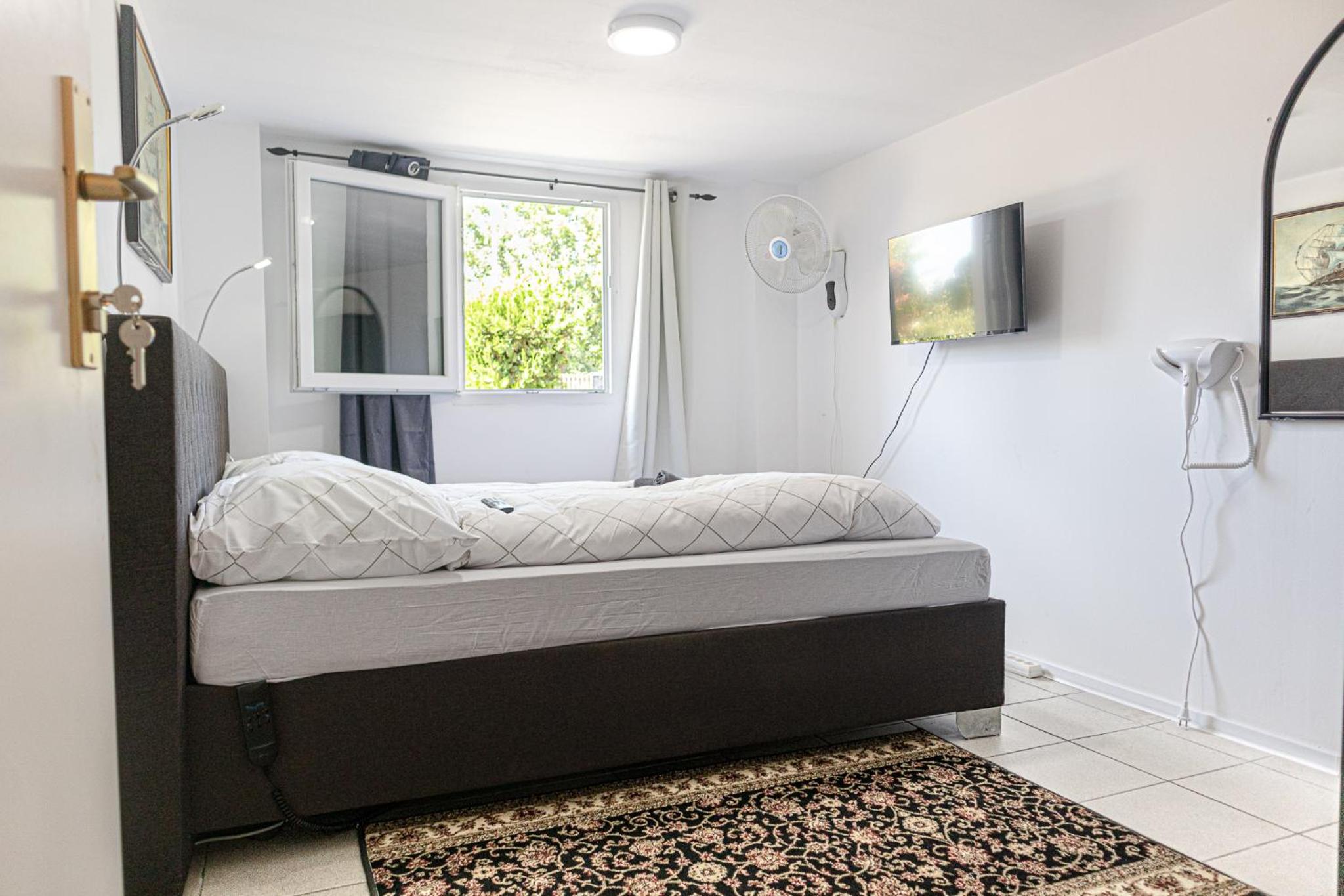 Exquisite Villa with Free Parking - suitable for groups up to 18p