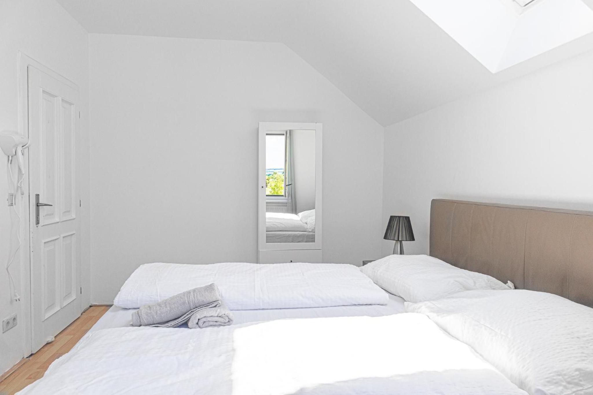 Exquisite Villa with Free Parking - suitable for groups up to 18p