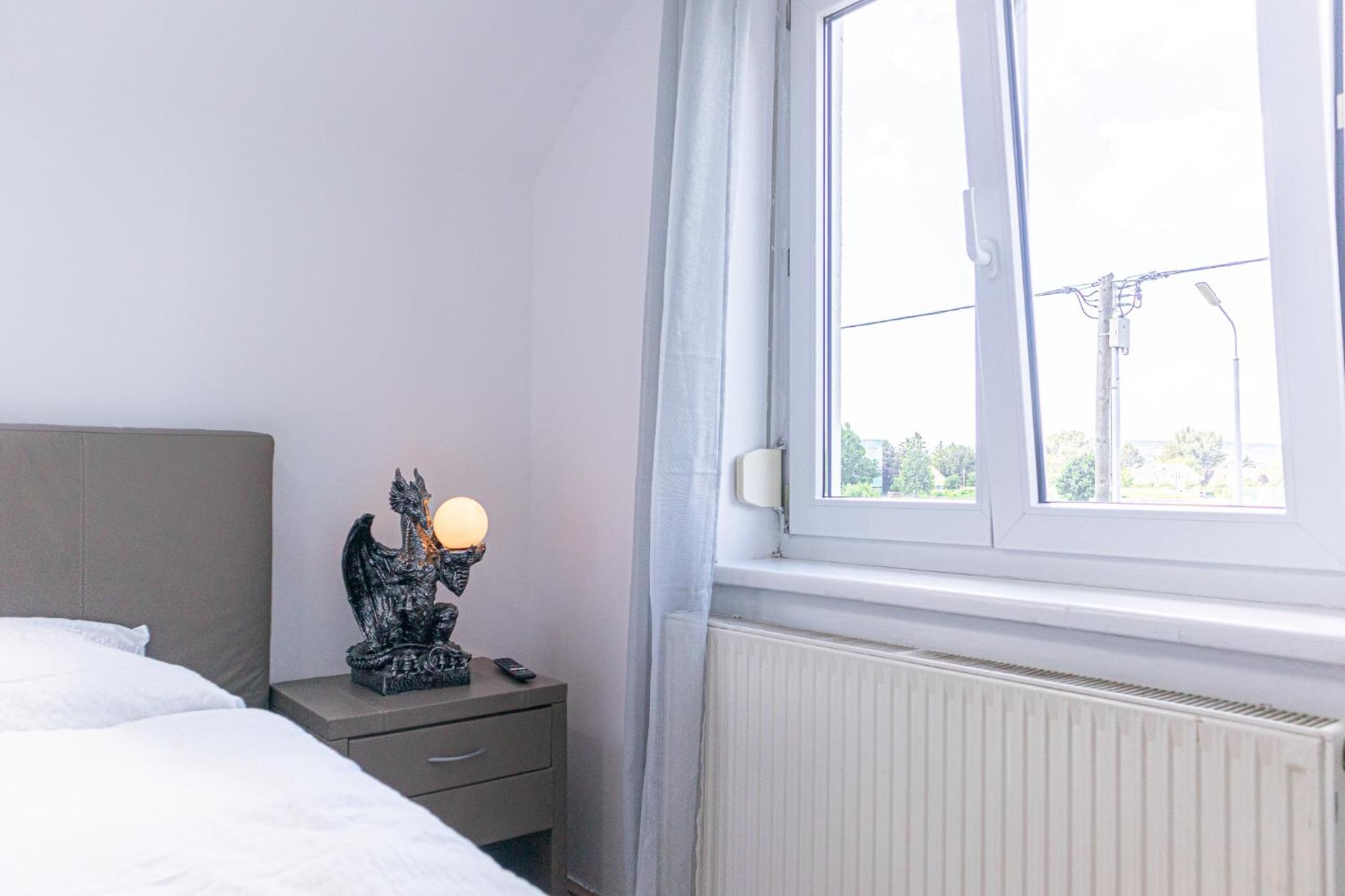 Exquisite Villa with Free Parking - suitable for groups up to 18p
