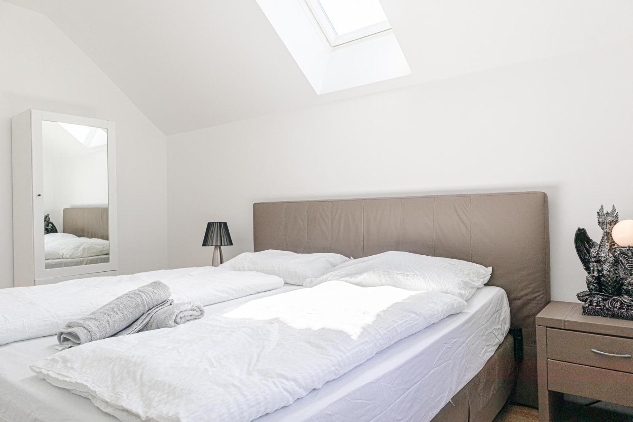 Exquisite Villa with Free Parking - suitable for groups up to 18p