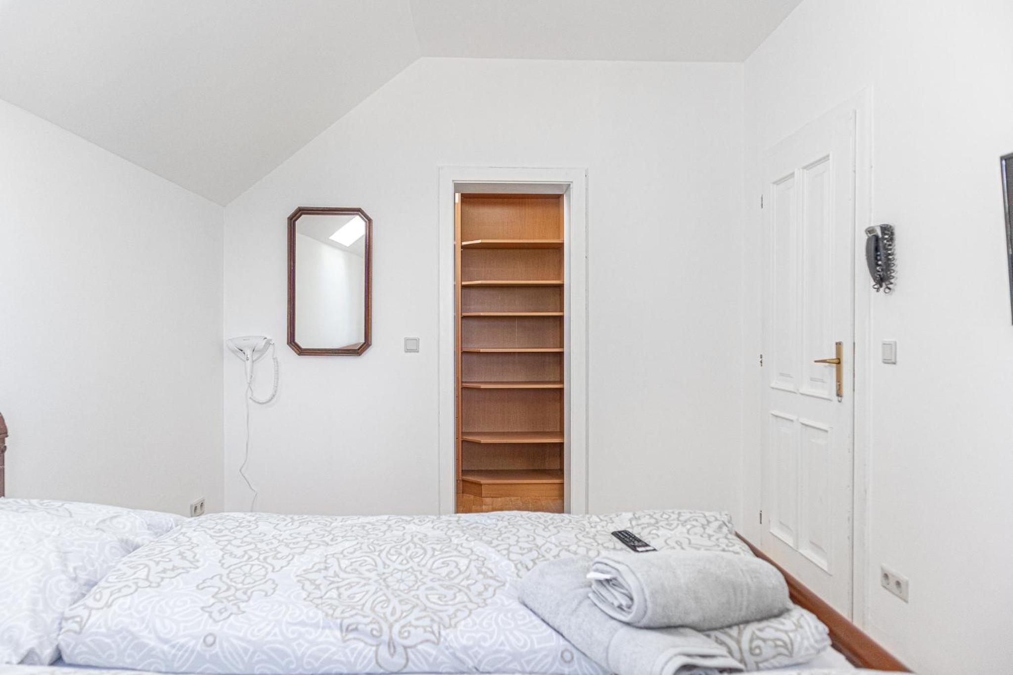 Exquisite Villa with Free Parking - suitable for groups up to 18p