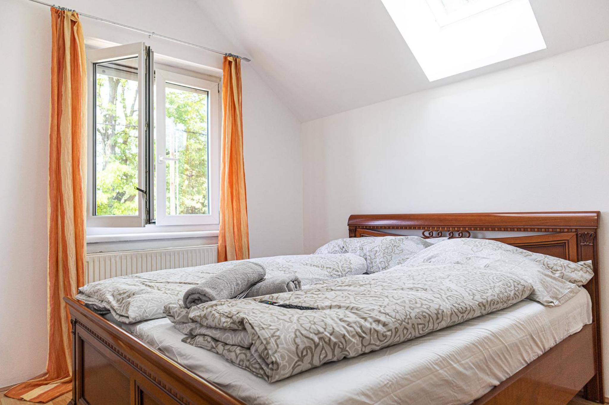 Exquisite Villa with Free Parking - suitable for groups up to 18p