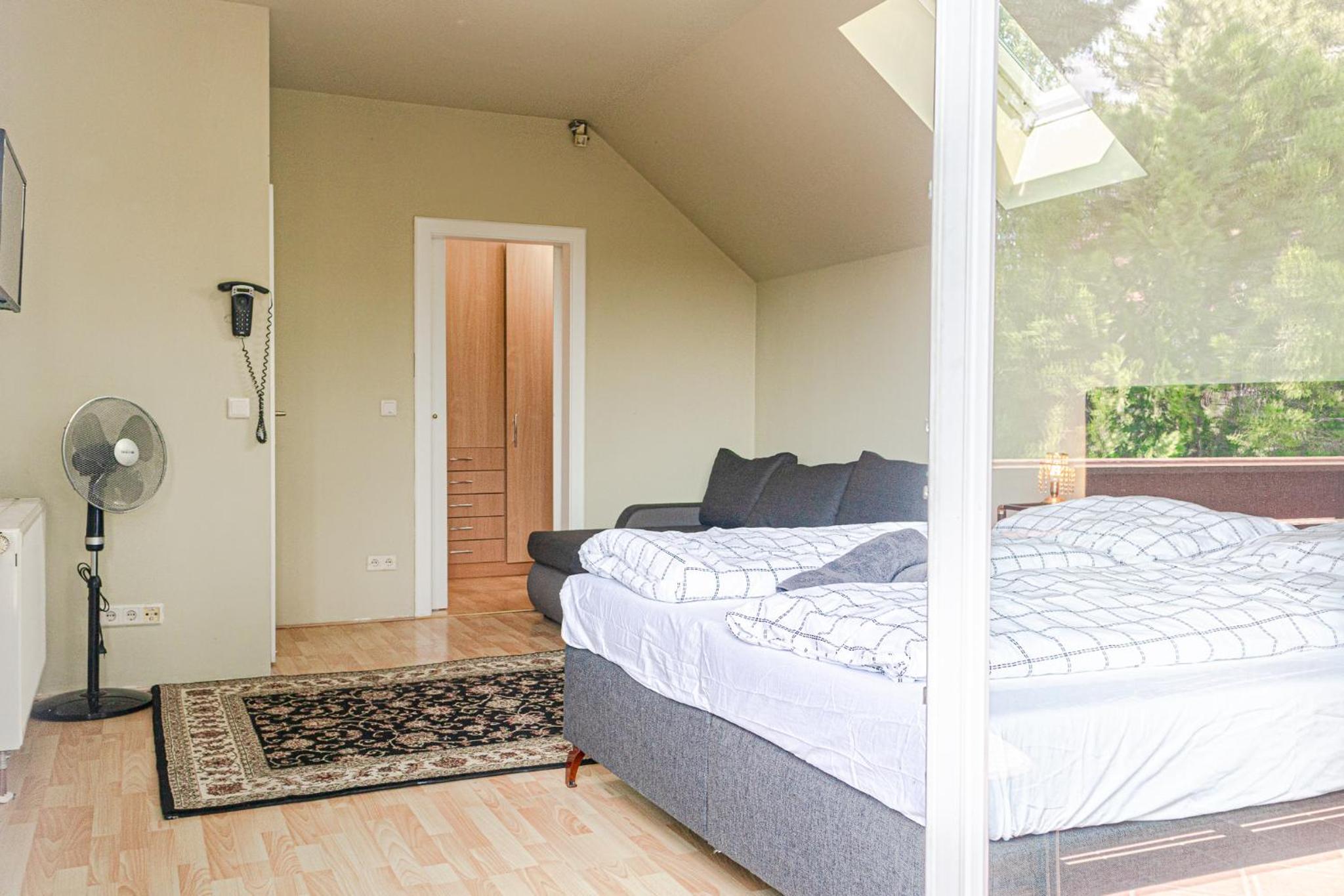 Exquisite Villa with Free Parking - suitable for groups up to 18p