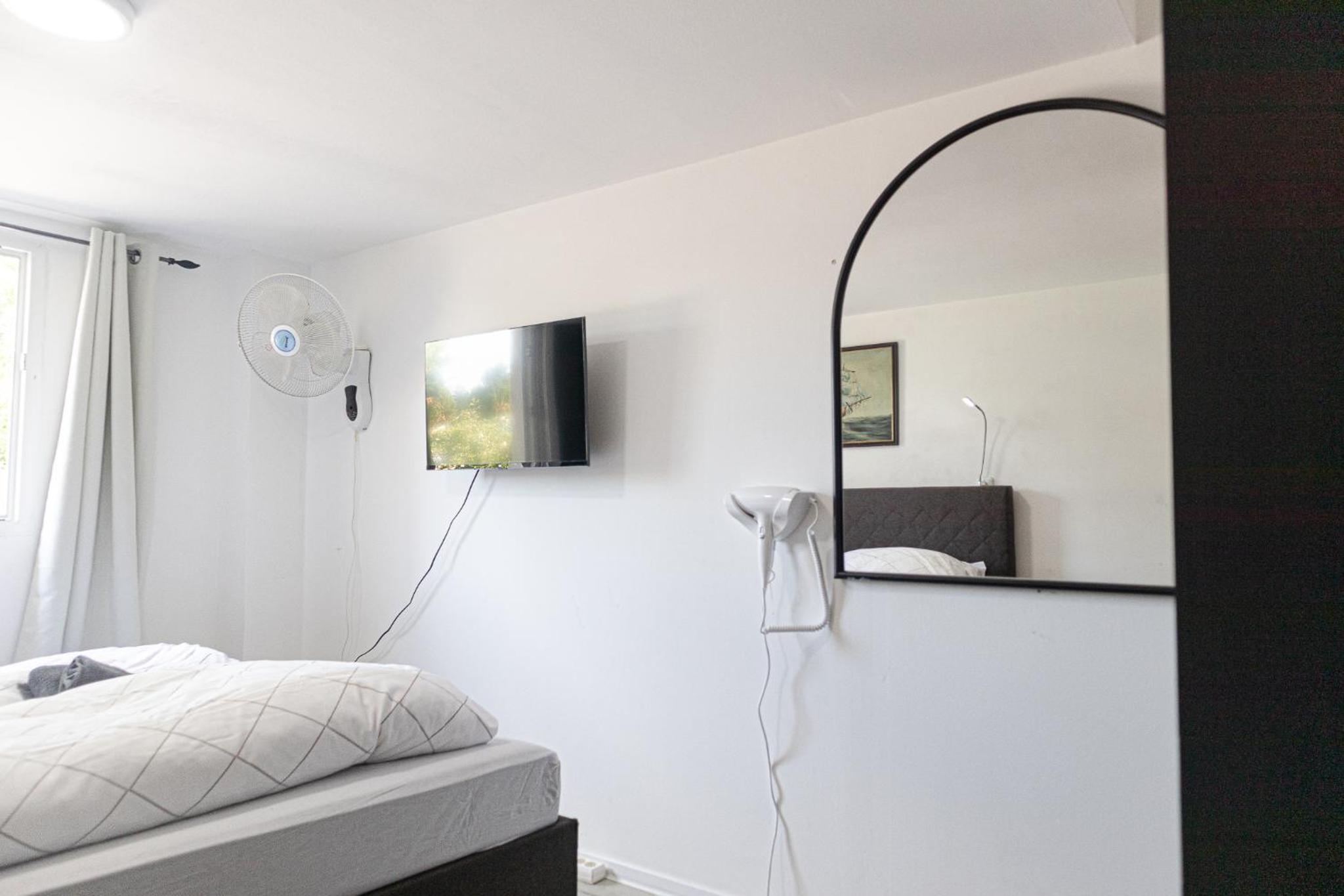 Cozy Private Rooms in Beautiful Garden Villa Free Parking