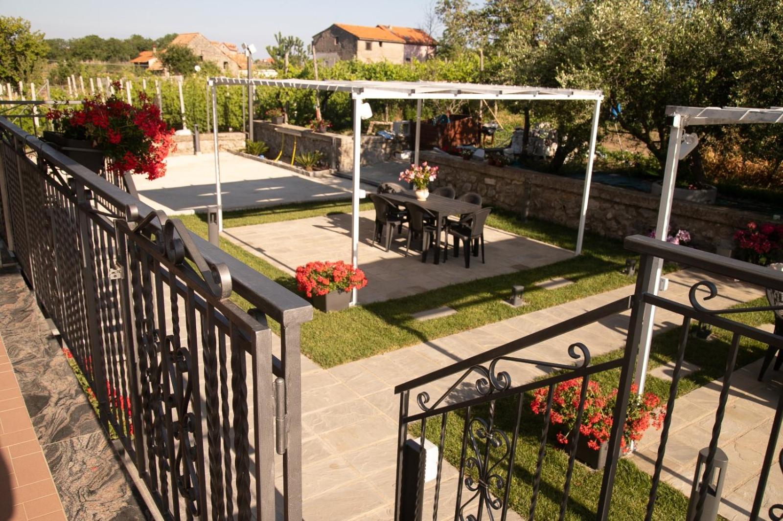 Photo 8