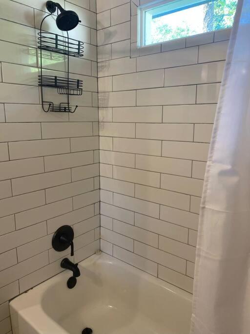 Cozy 2-bedroom Farmhouse with parking on premise