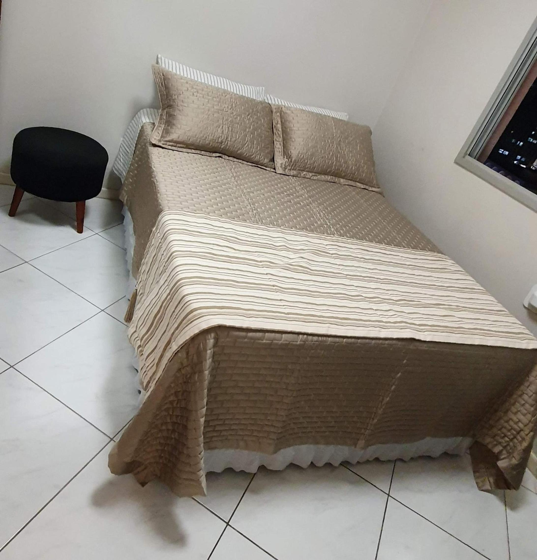 QUARTO TOP no CENTR0 com Cama Box de casal - acomoda até 2 pessoas - Home Office - WIFI - Smart TV com Apps Youtube - Cozinha - banheiro - Sala de Estar - 