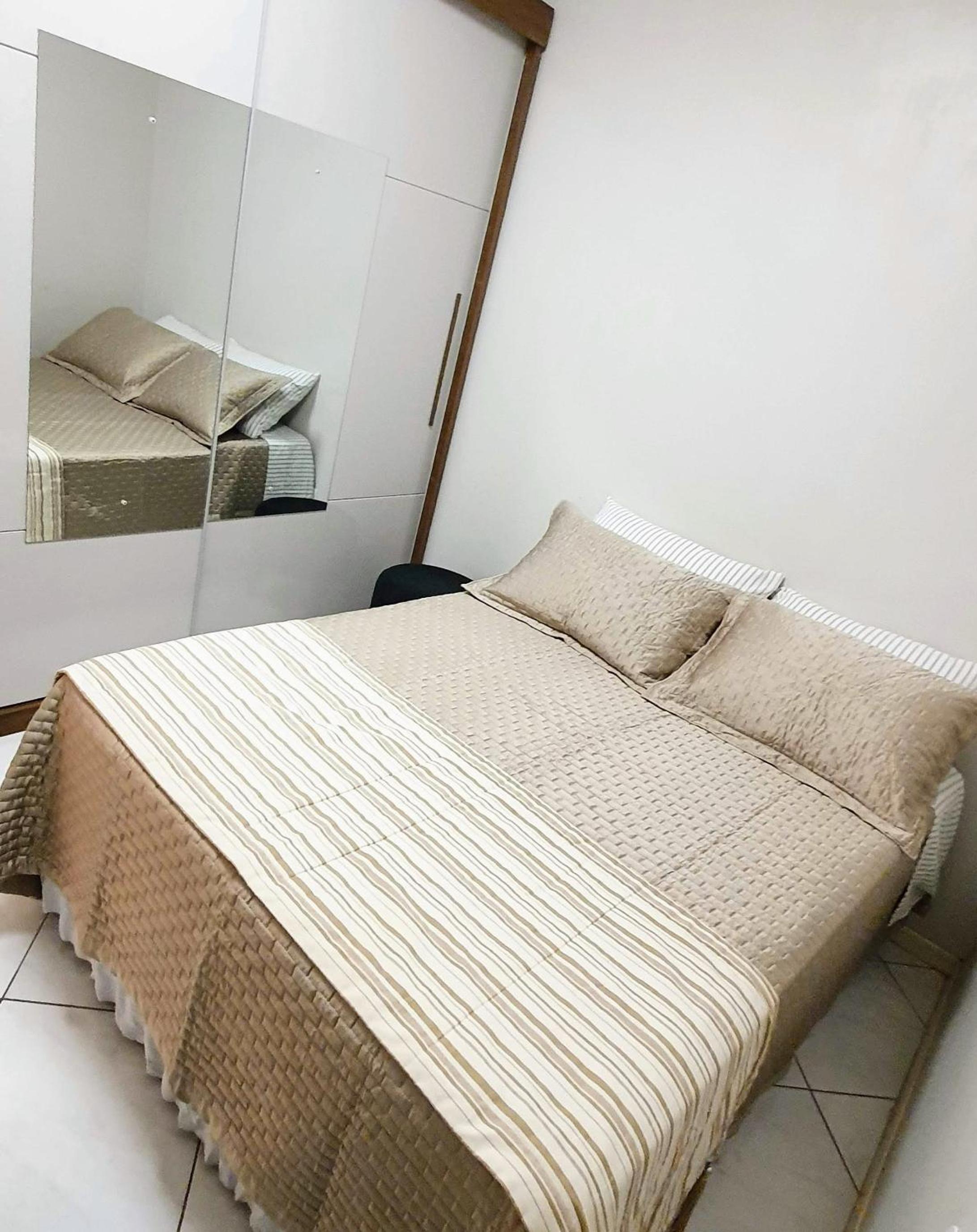 QUARTO TOP no CENTR0 com Cama Box de casal - acomoda até 2 pessoas - Home Office - WIFI - Smart TV com Apps Youtube - Cozinha - banheiro - Sala de Estar - 