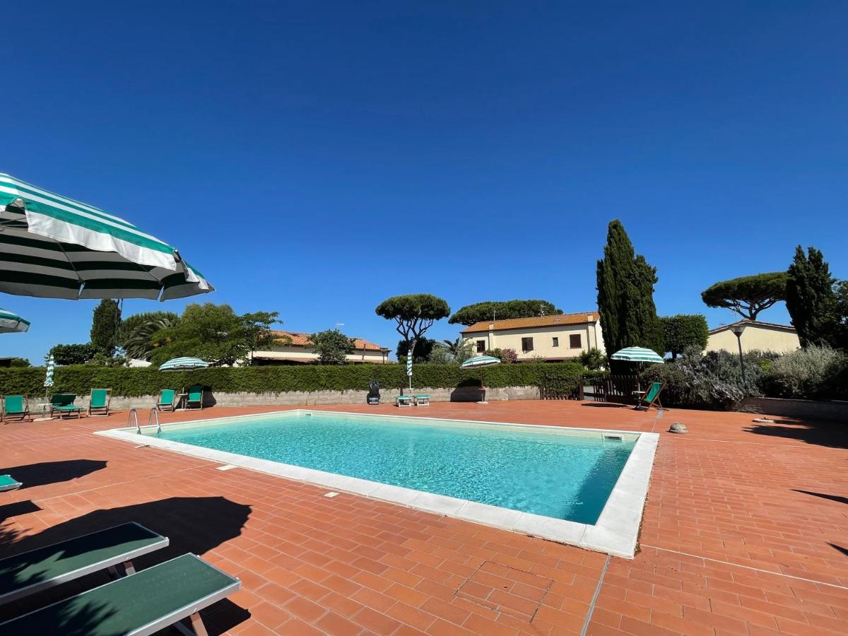 Small cottage with aircon, private terrace and garden - 2000m from the beach by ToscanaTour photo 1