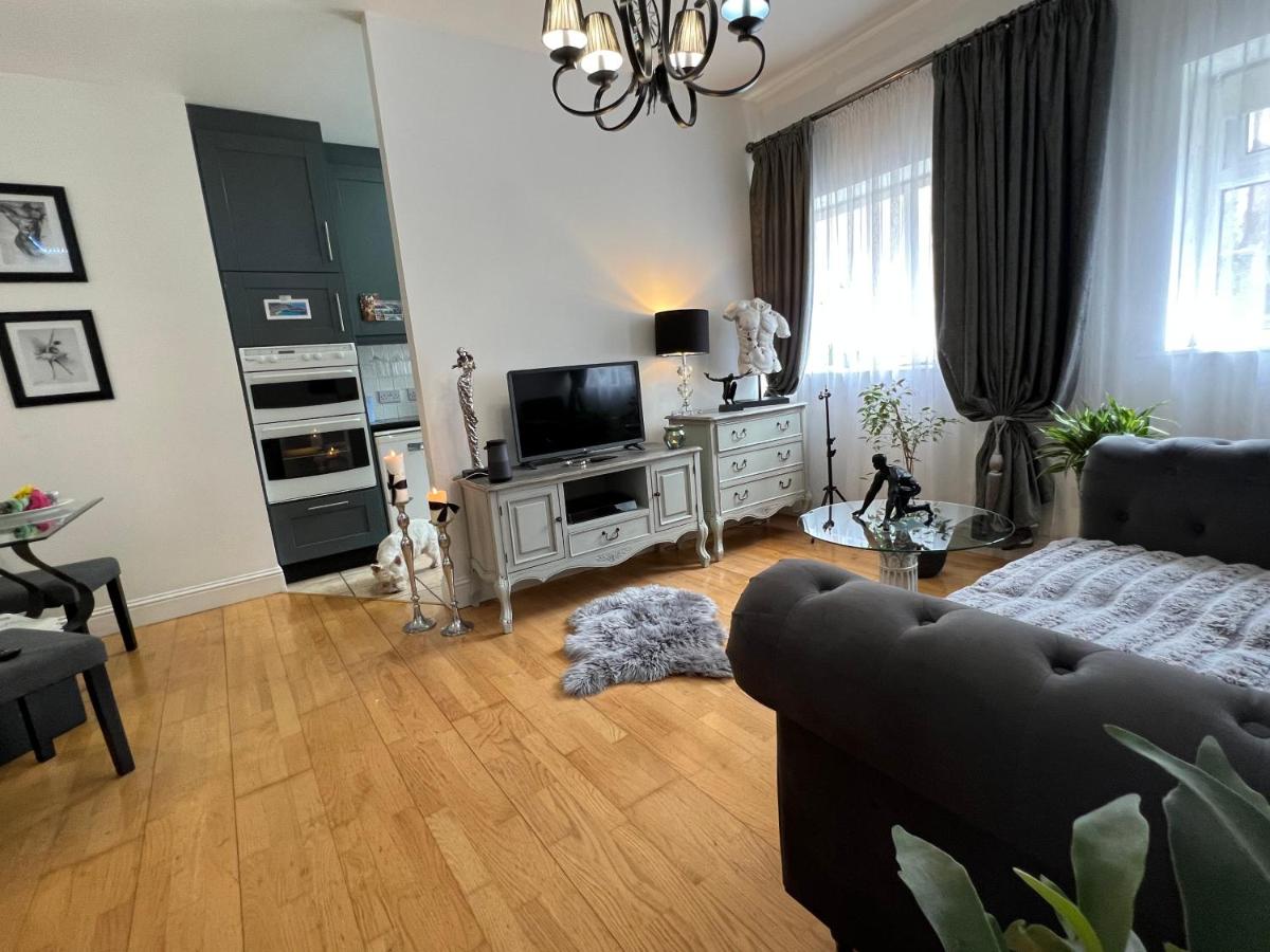 Hotel Lovely apartment in Cork - Image 1