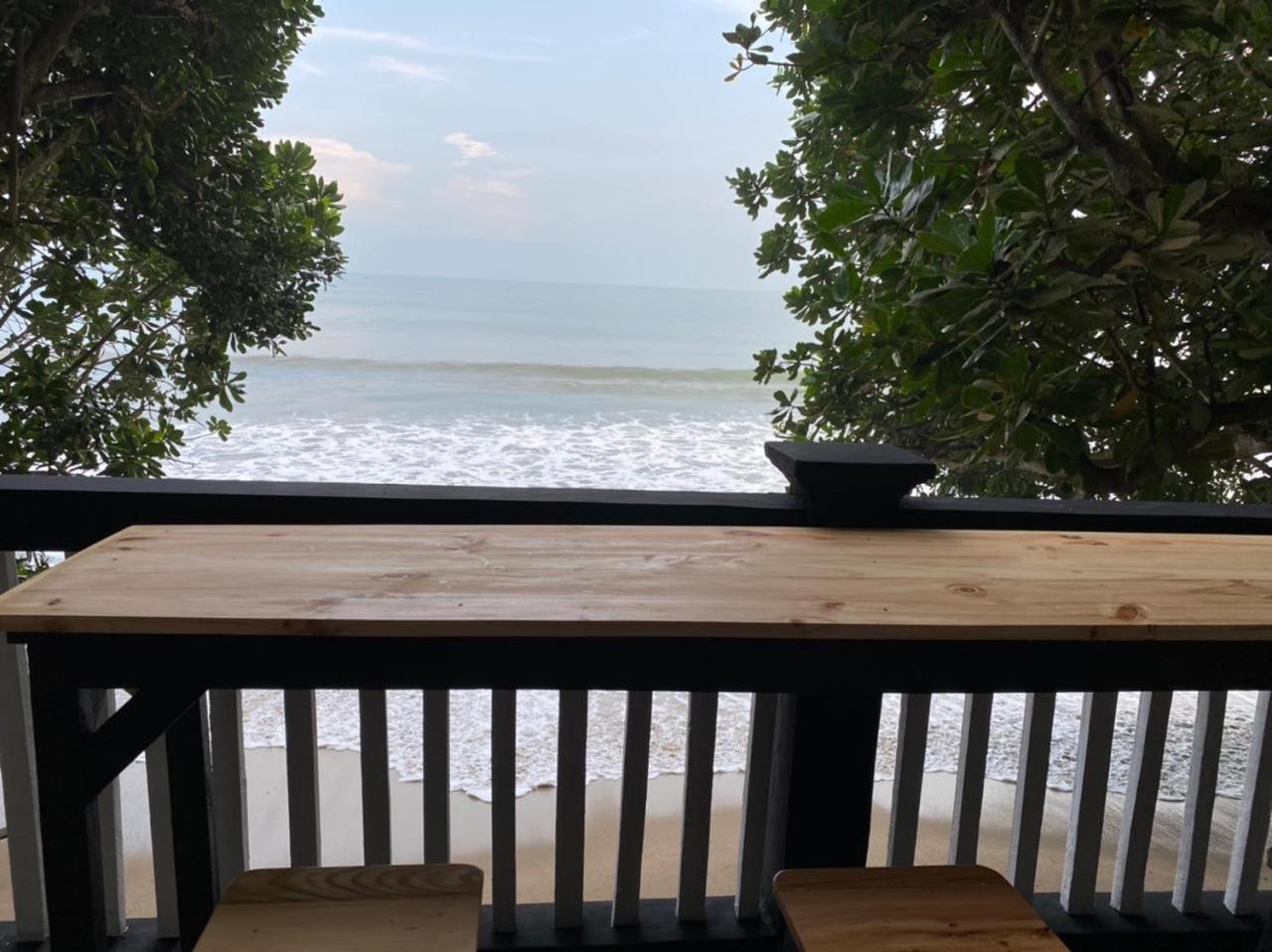 Villa Lippo carita langsung pantai 3bedroom