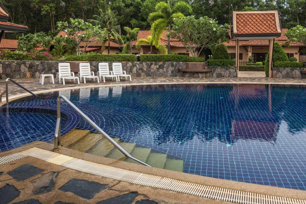 Family-friendly house, a few steps from the pool and close to the ocean. view 2