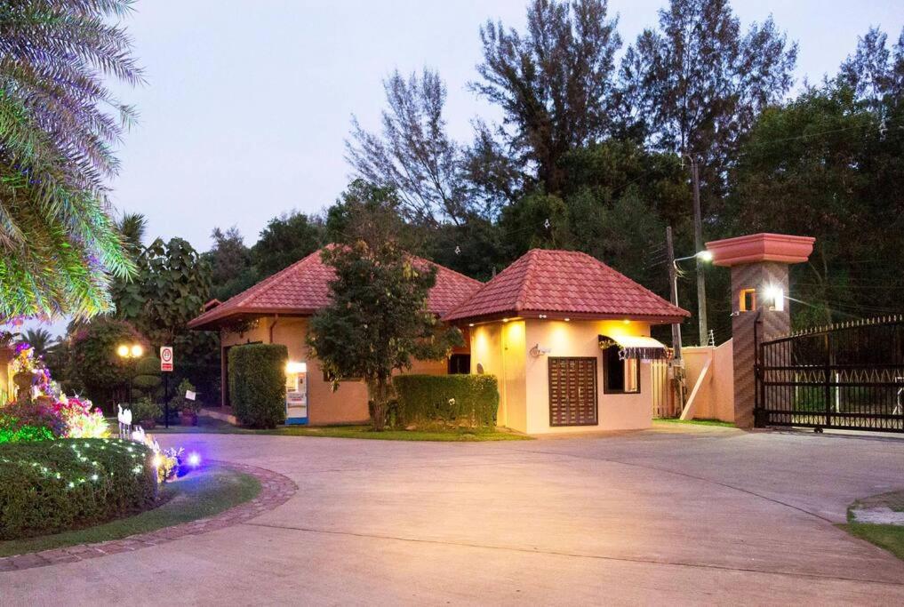 Family-friendly house, a few steps from the pool and close to the ocean. view 5