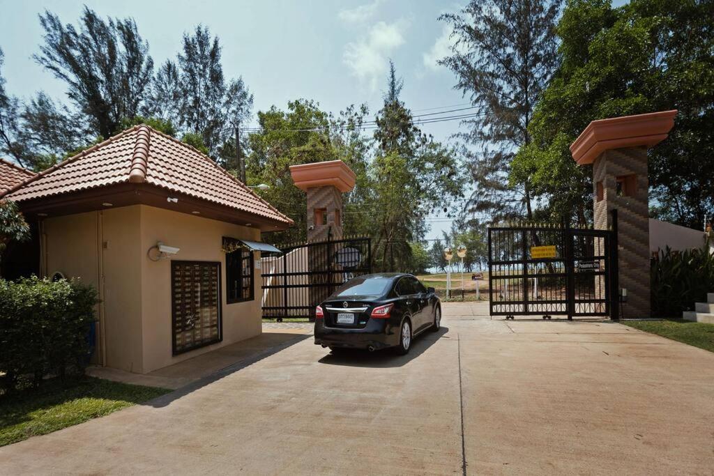 Family-friendly house, a few steps from the pool and close to the ocean. view 3