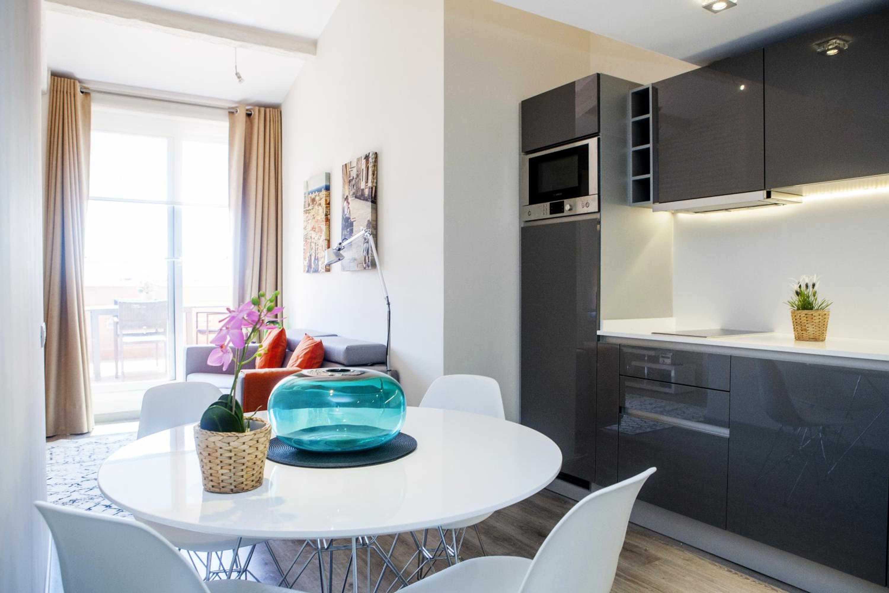 Eixample Building Apartments by Mercedes Heritage