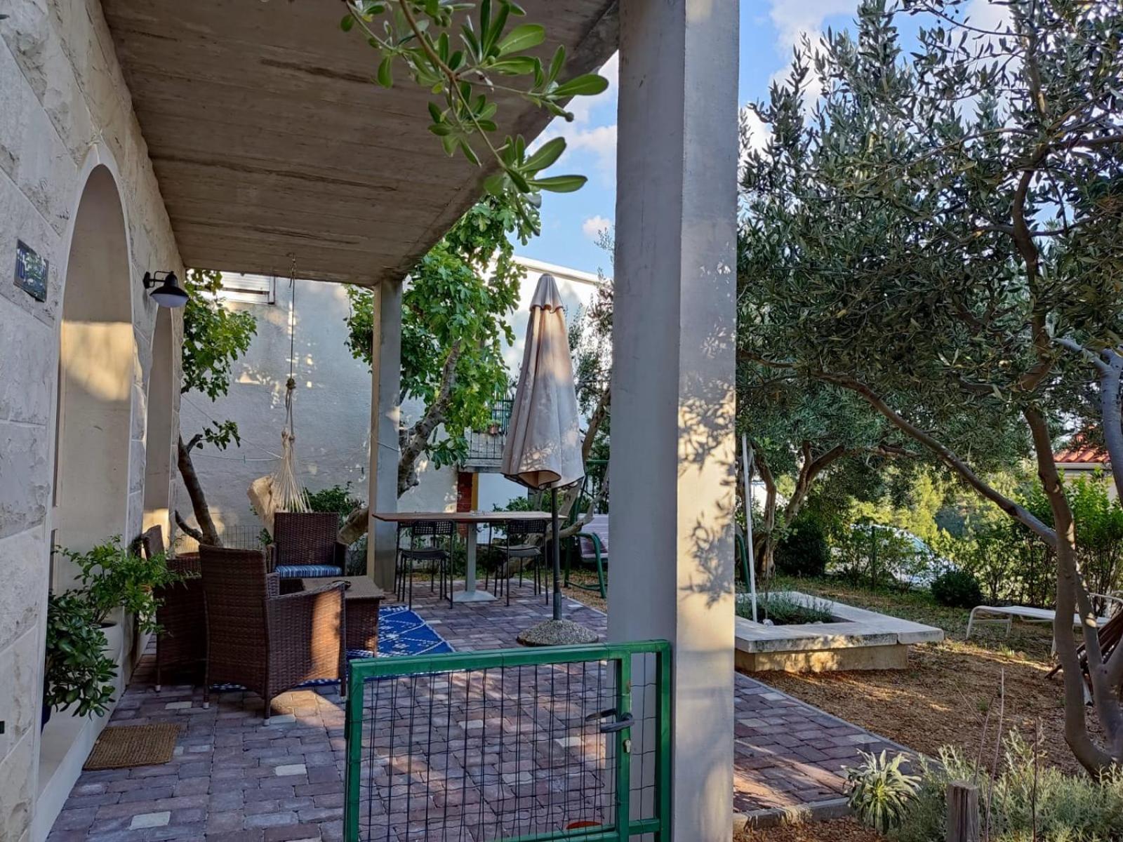 Holiday Home with free parking by the beach view 5