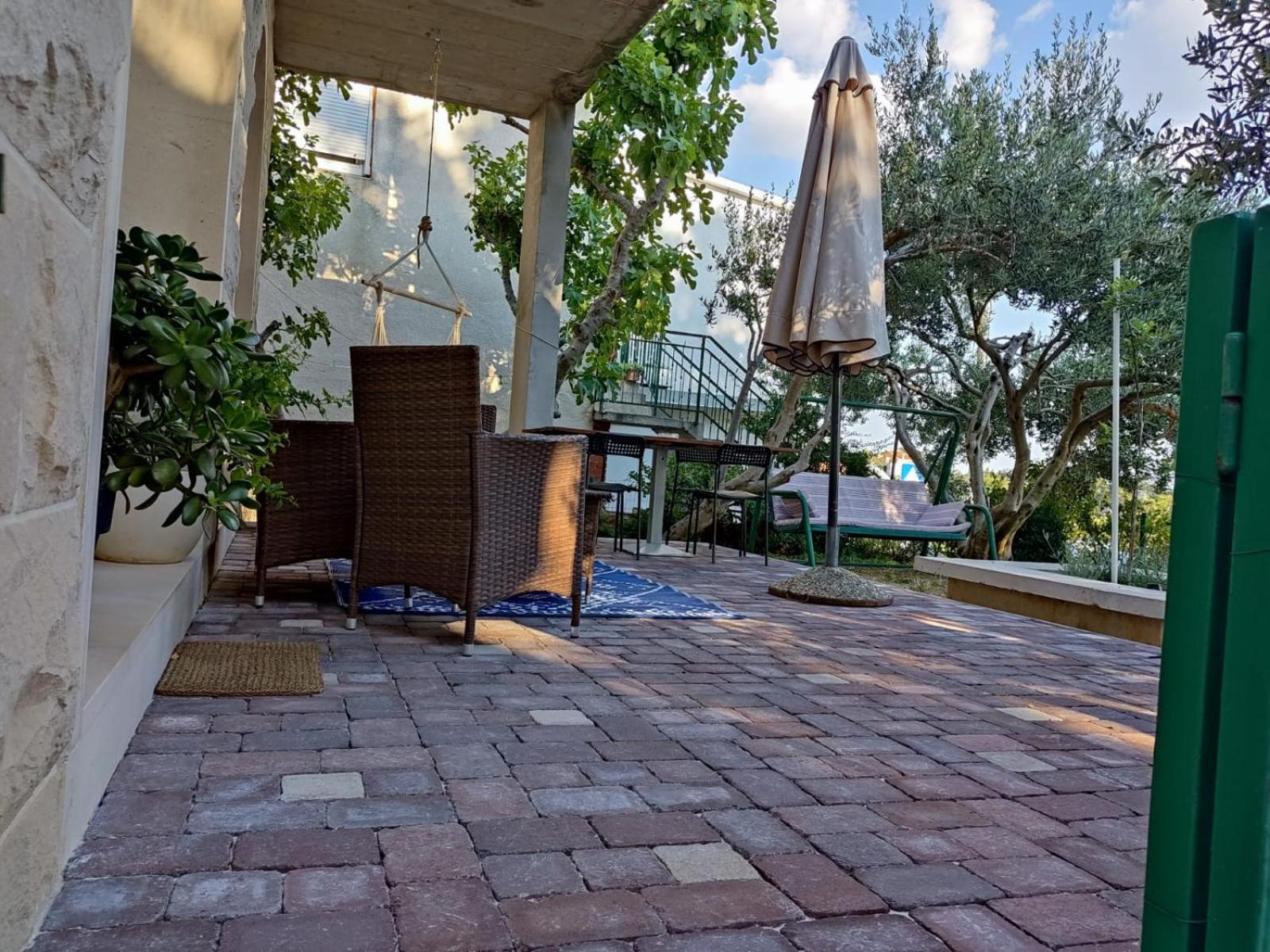 Holiday Home with free parking by the beach view 3