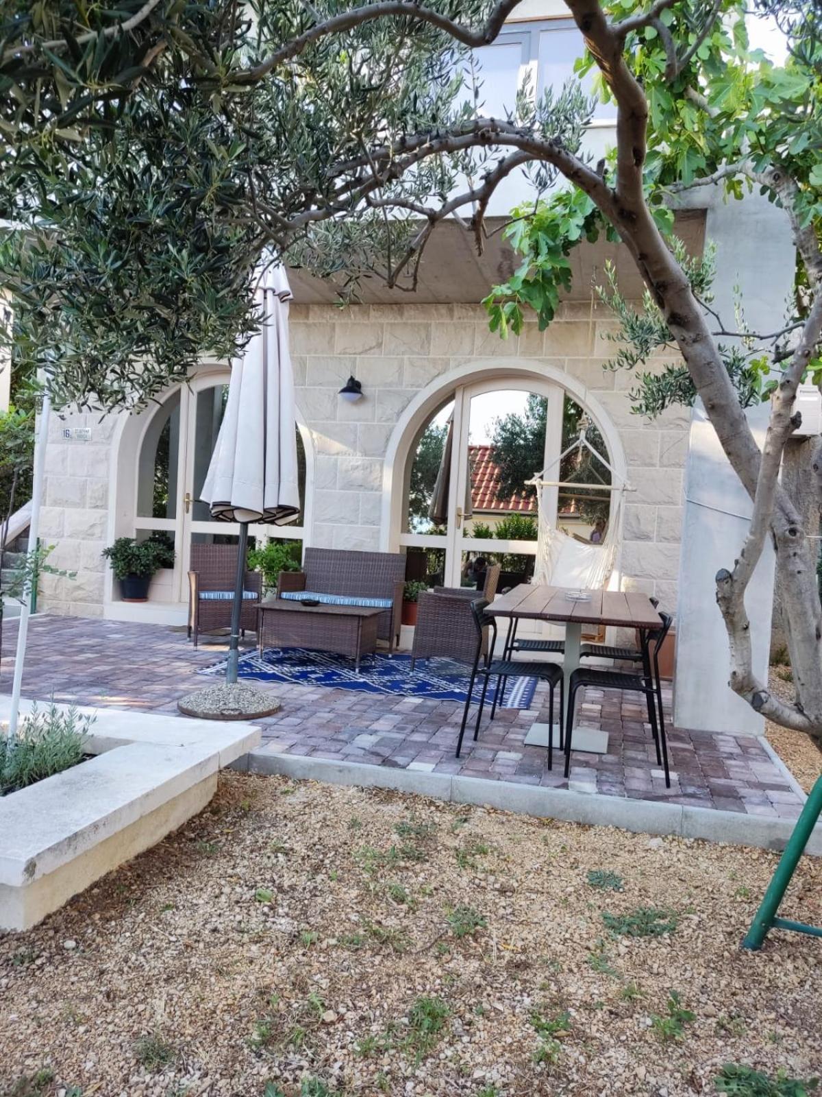 Holiday Home with free parking by the beach view 4