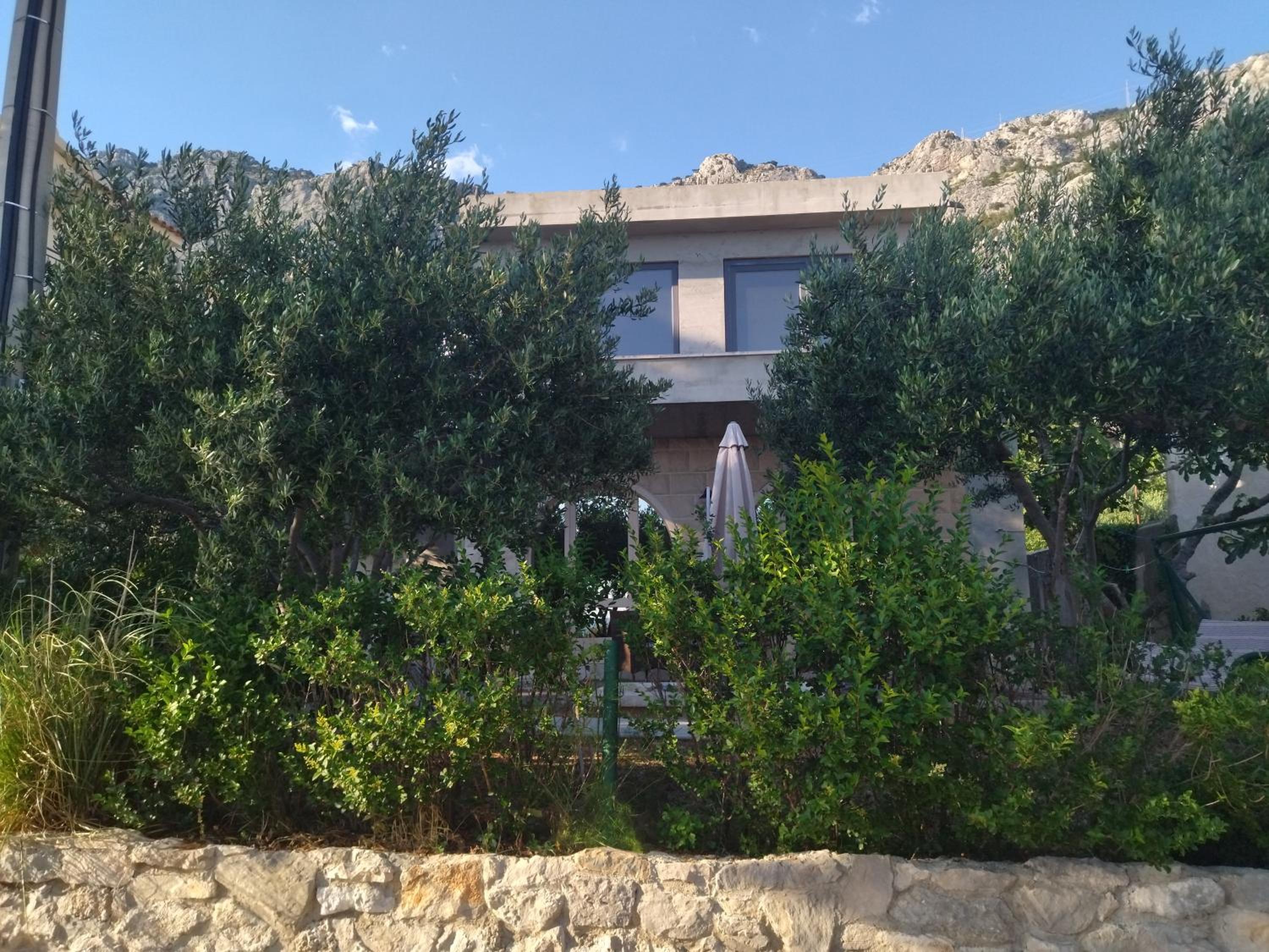 Holiday Home with free parking by the beach view 2