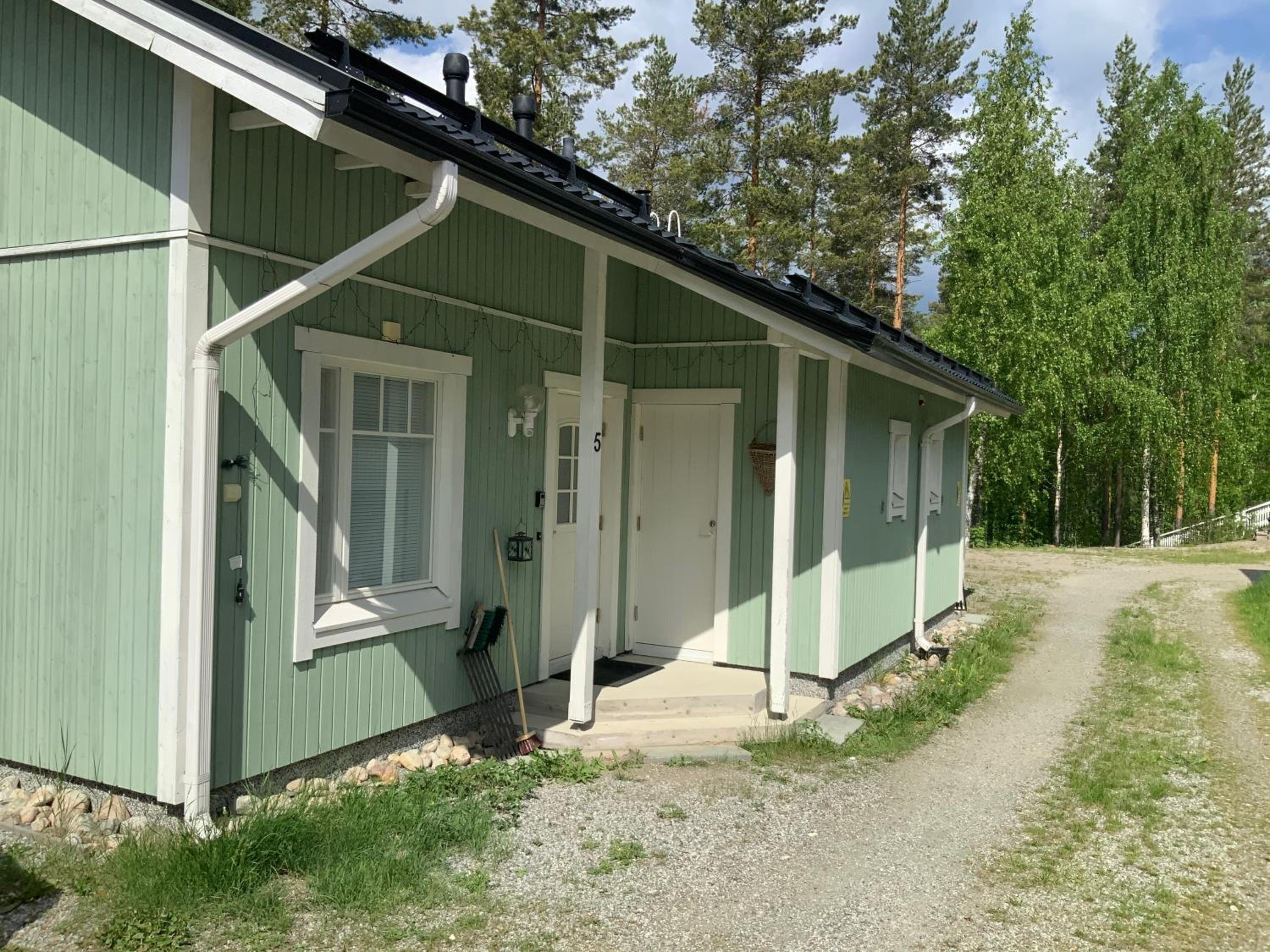 Saunaharju 5 järven rannalla