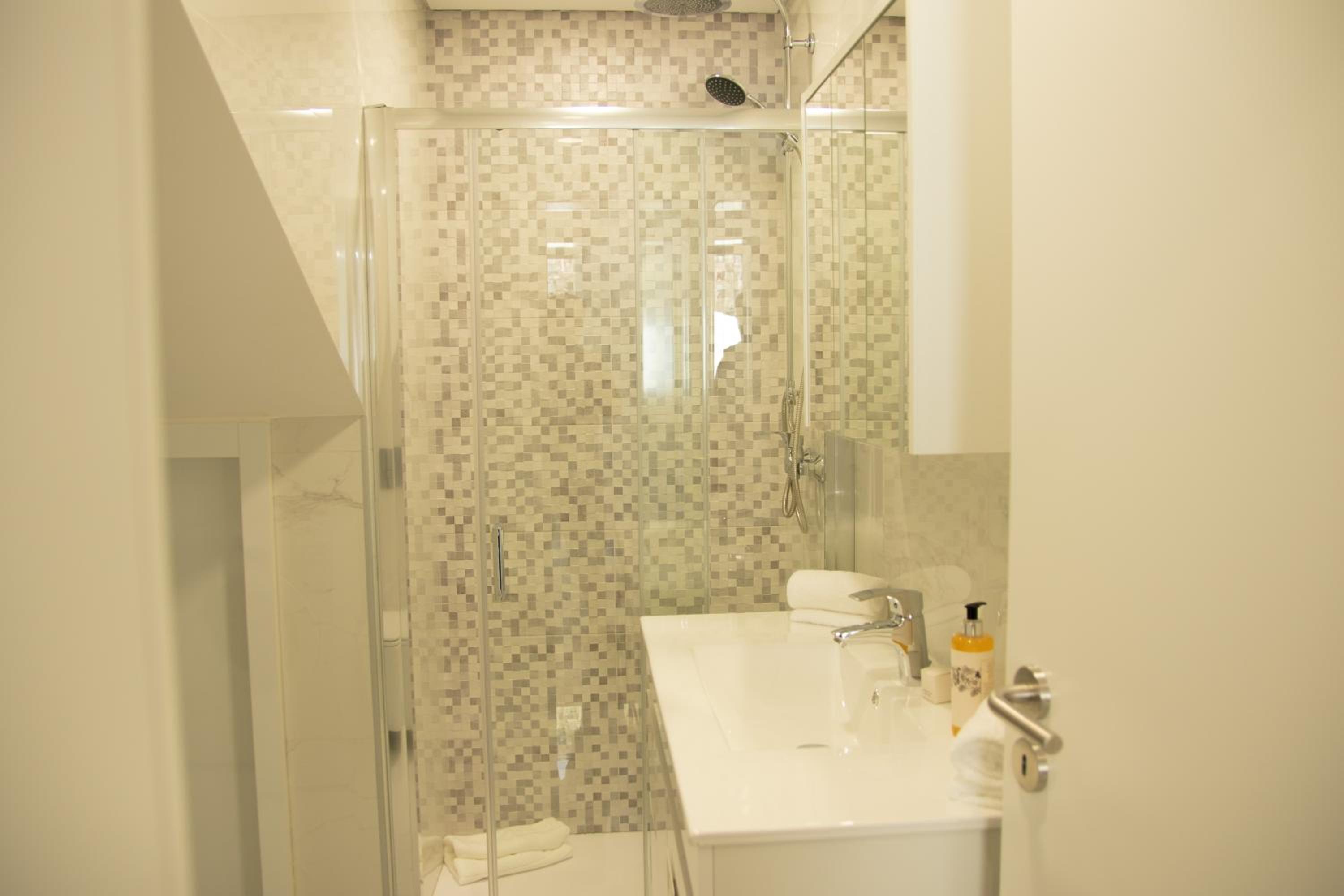 Apartamentos do Parque, apartamento moderno en Vila Real — bathroom