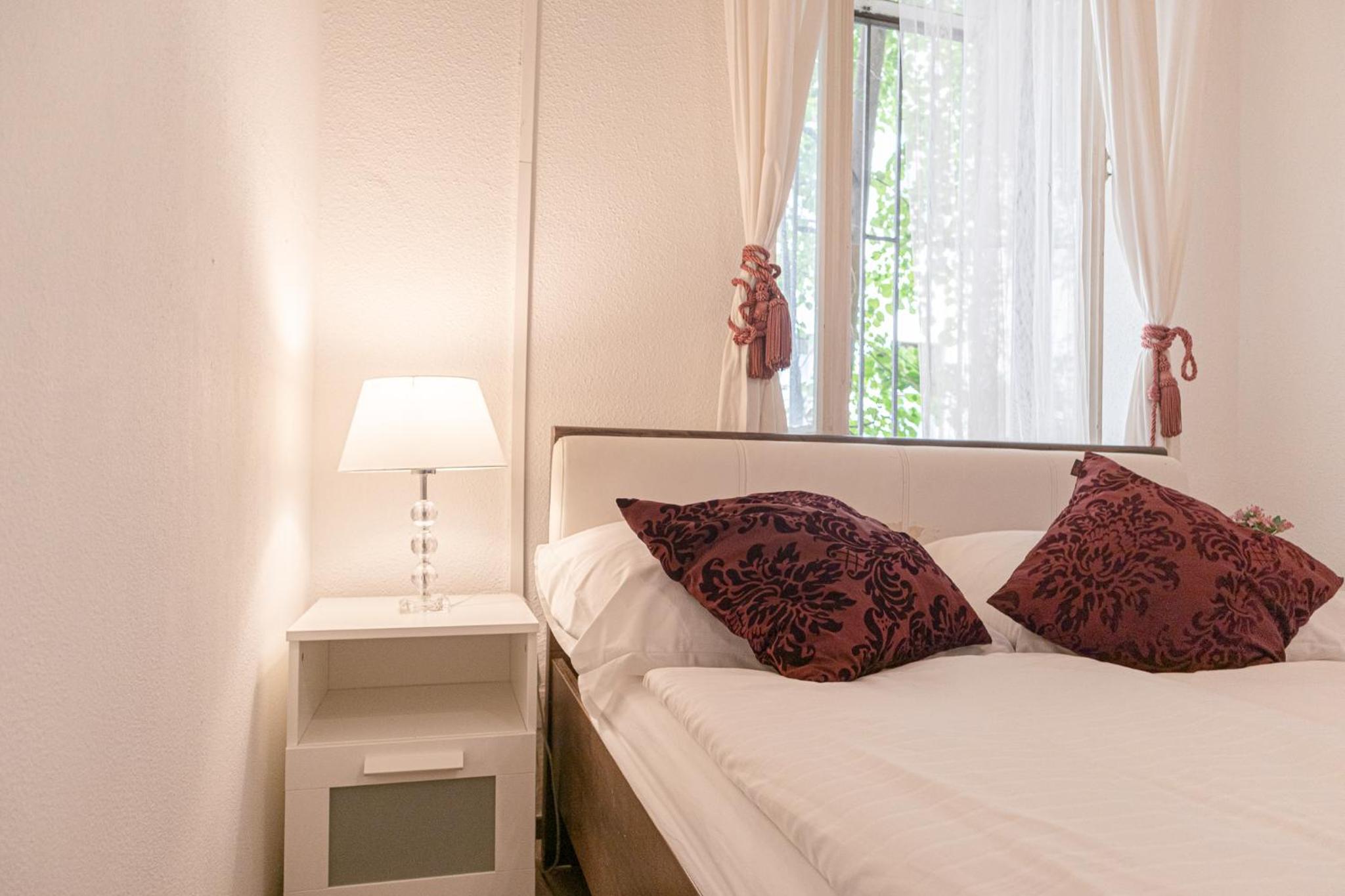 Timeless Red 1BR Apartment - Great for Longstays