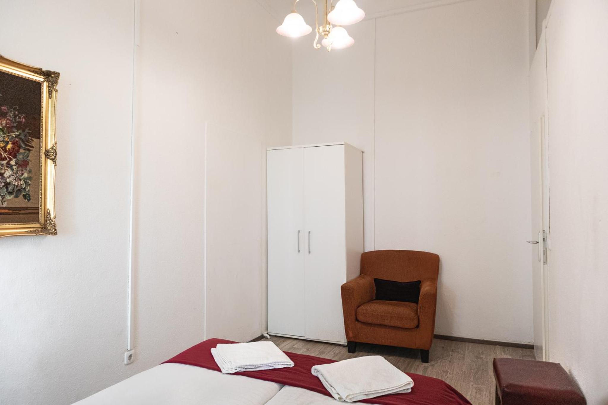 Timeless Red 1BR Apartment - Great for Longstays