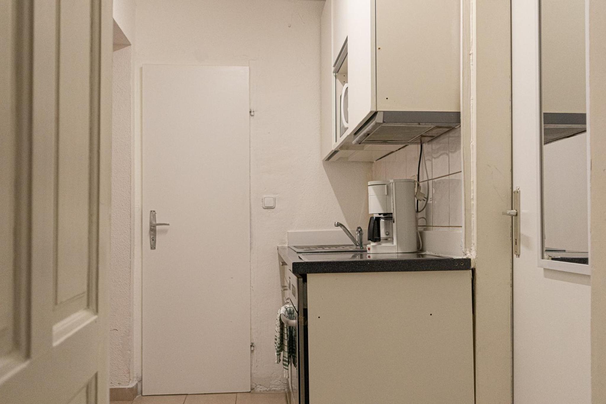 Timeless Red 1BR Apartment - Great for Longstays