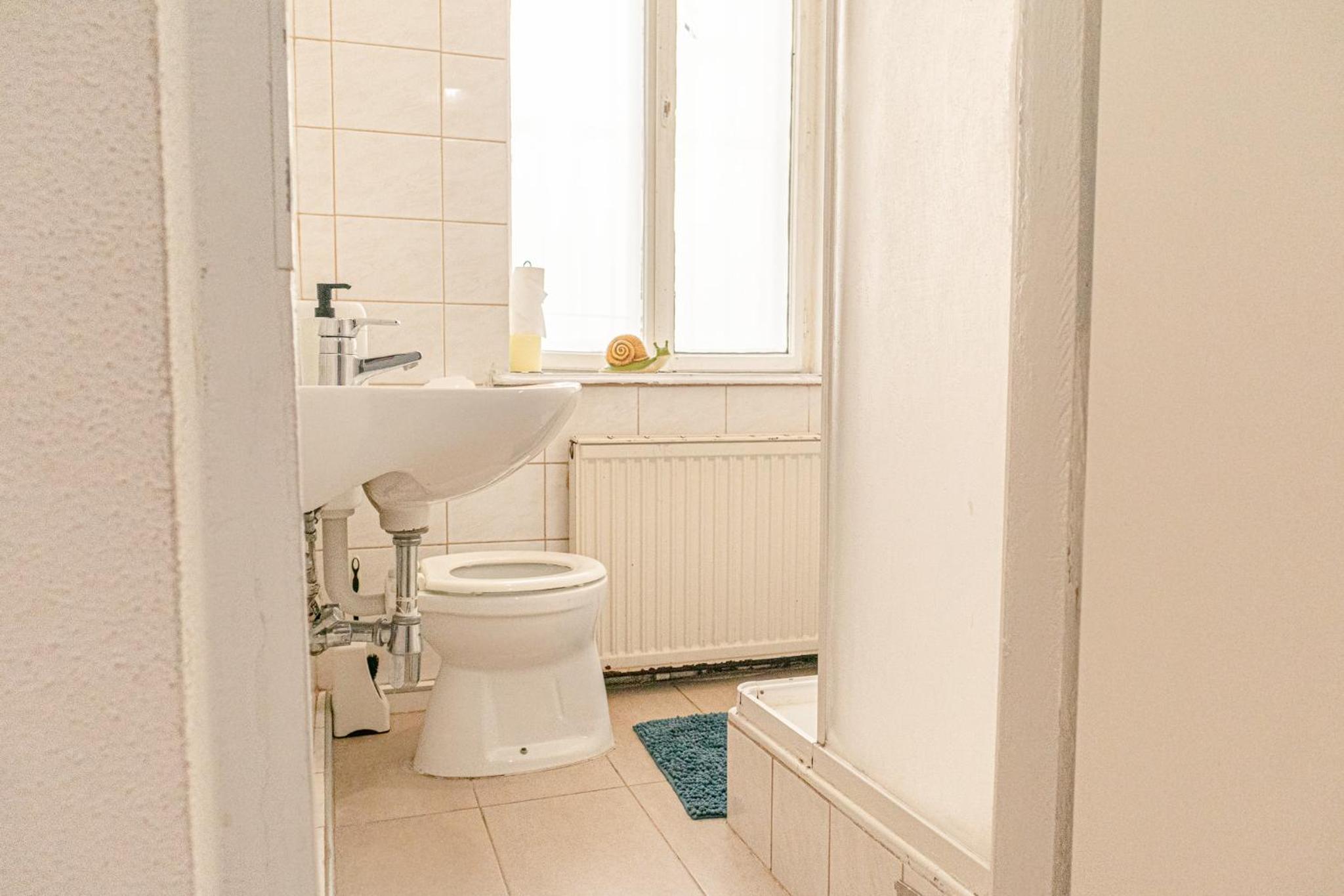 Timeless Red 1BR Apartment - Great for Longstays
