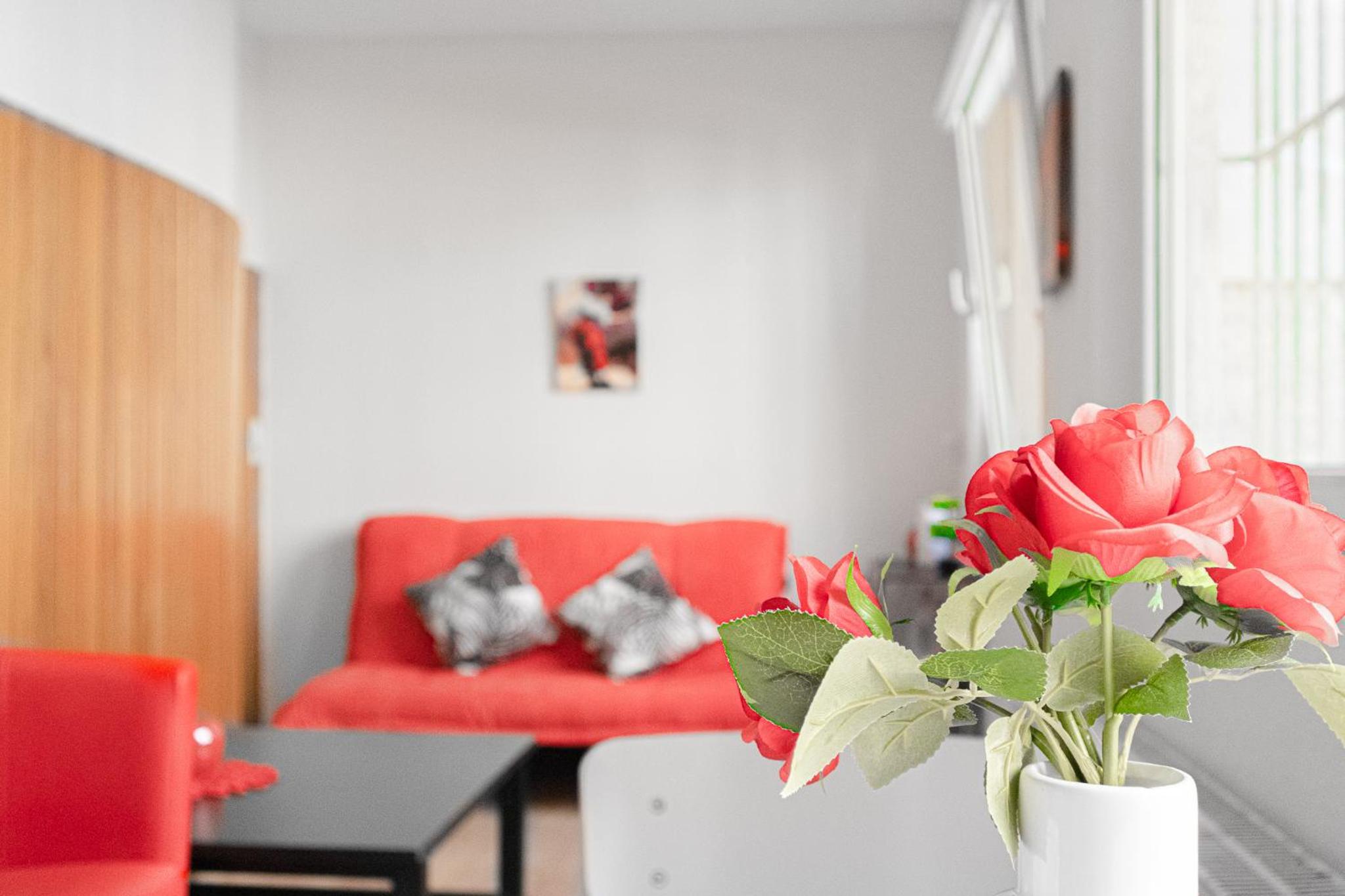 Timeless Red 1BR Apartment - Great for Longstays