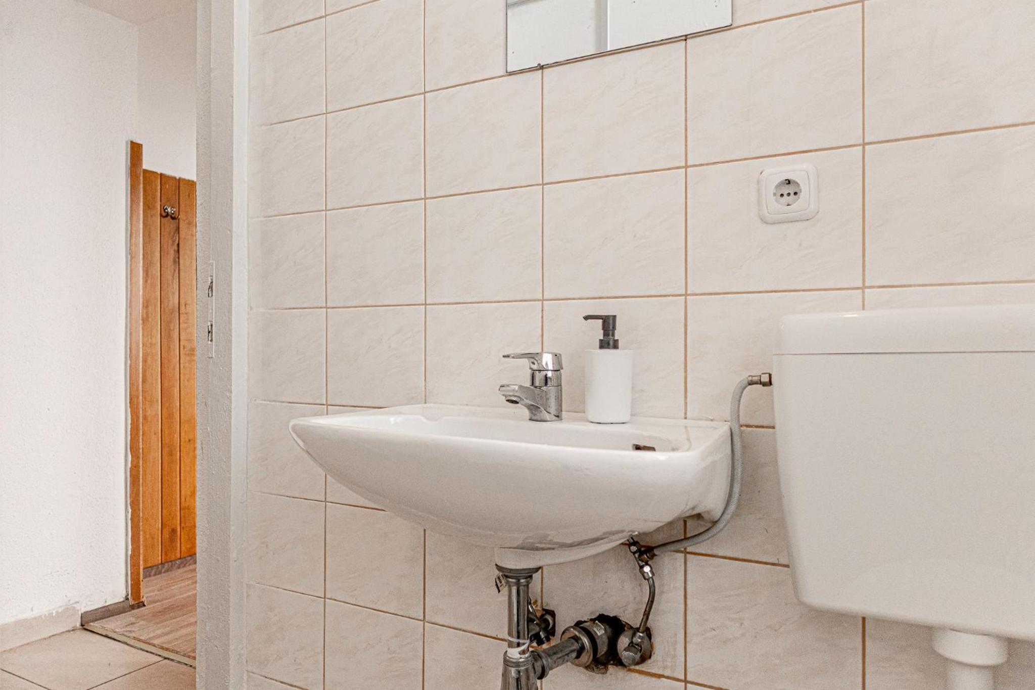 Timeless Red 1BR Apartment - Great for Longstays