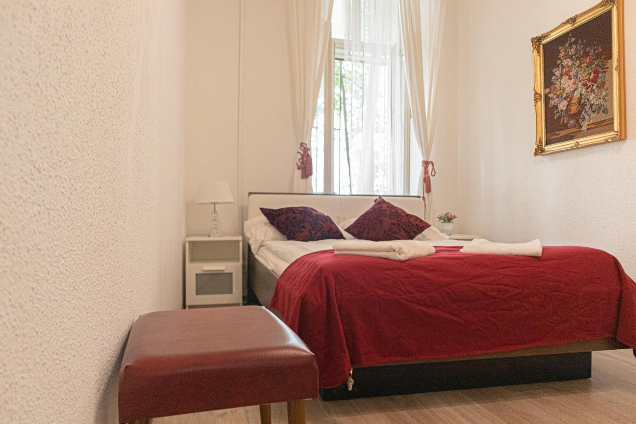 Timeless Red 1BR Apartment - Great for Longstays