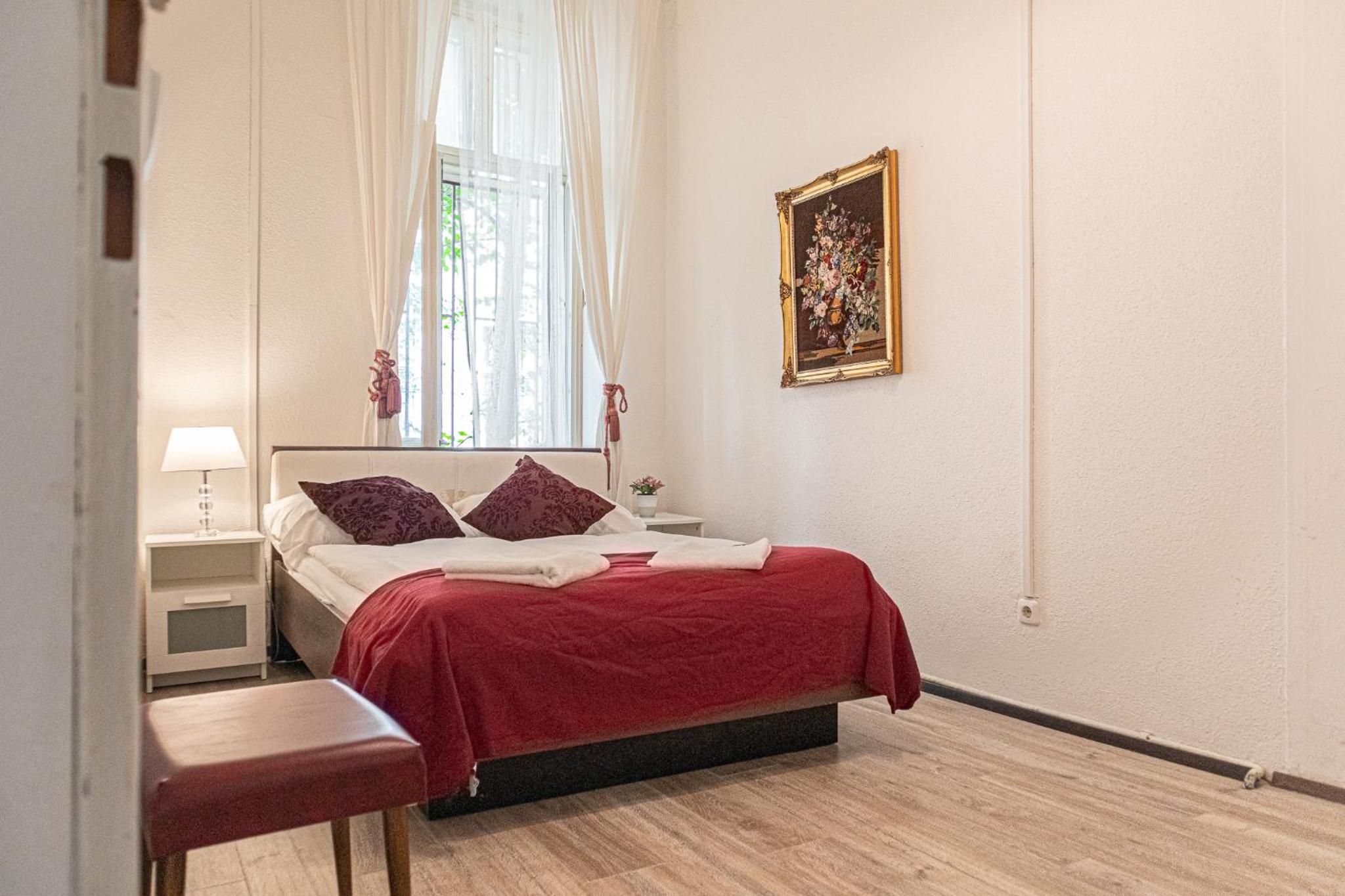 Timeless Red 1BR Apartment - Great for Longstays