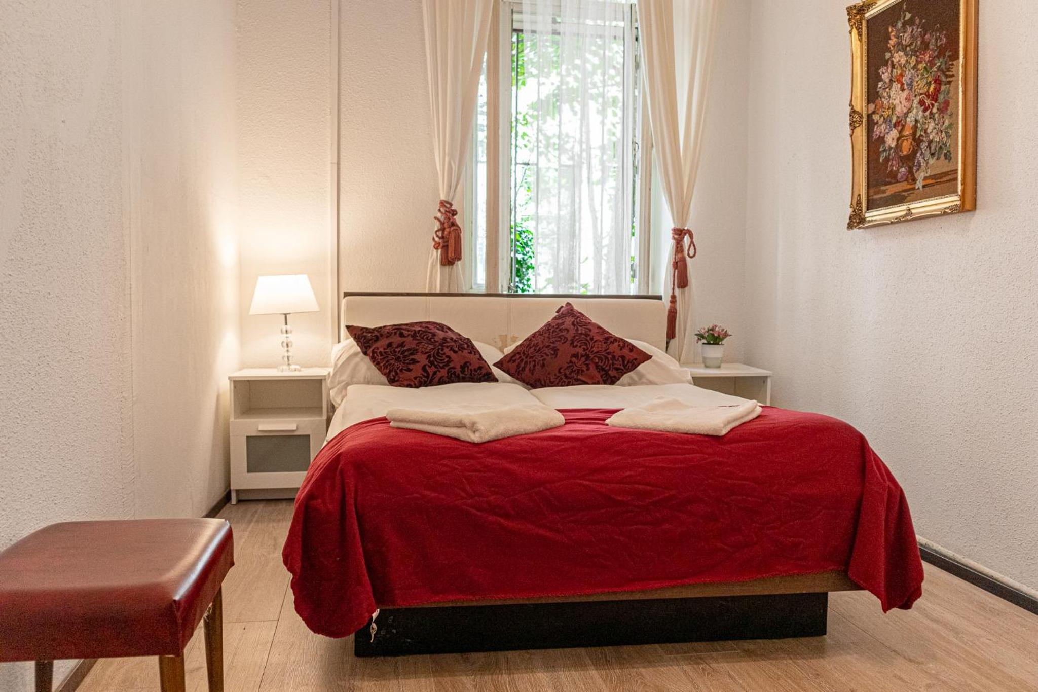 Timeless Red 1BR Apartment - Great for Longstays