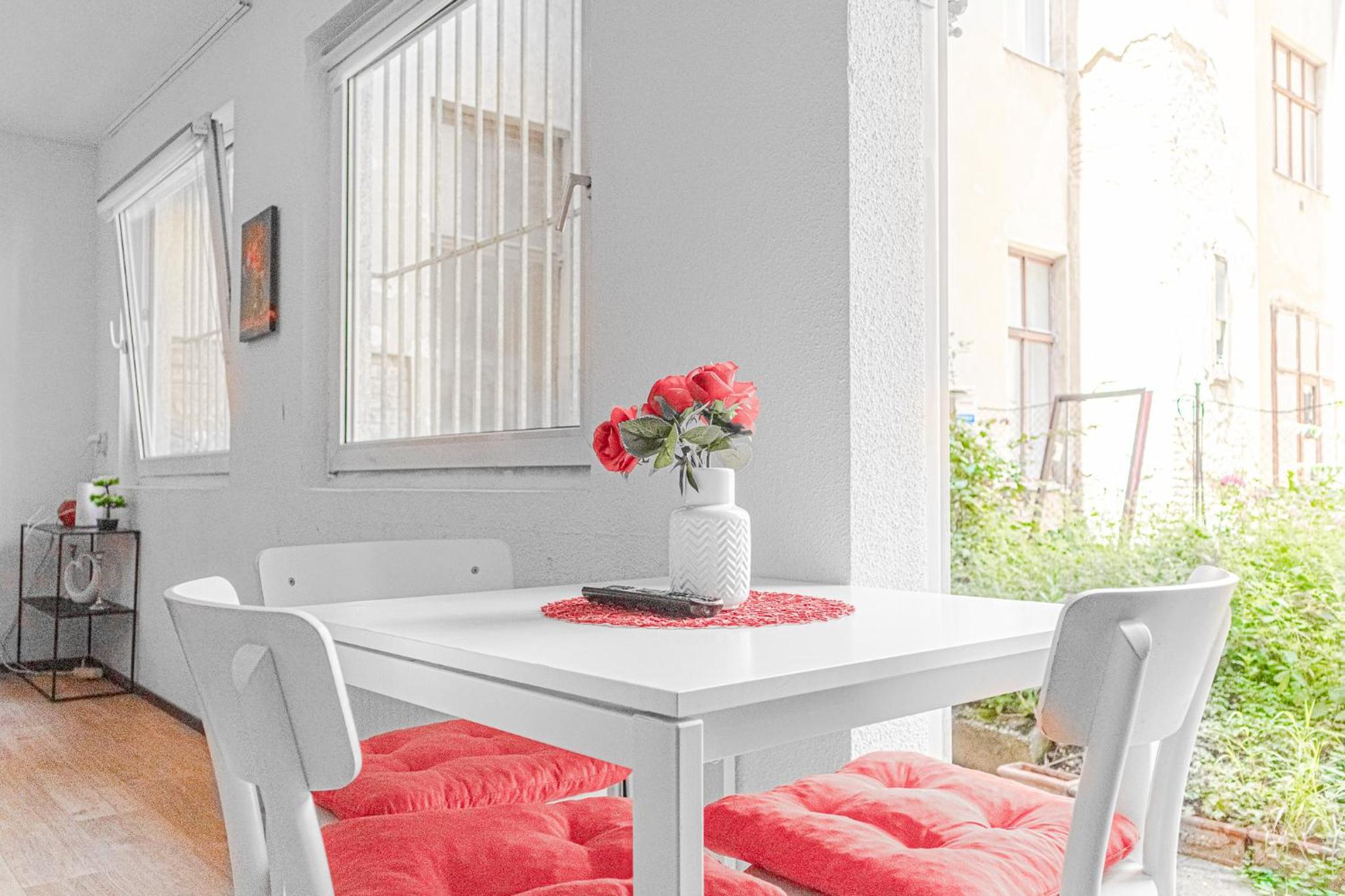 Timeless Red 1BR Apartment - Great for Longstays