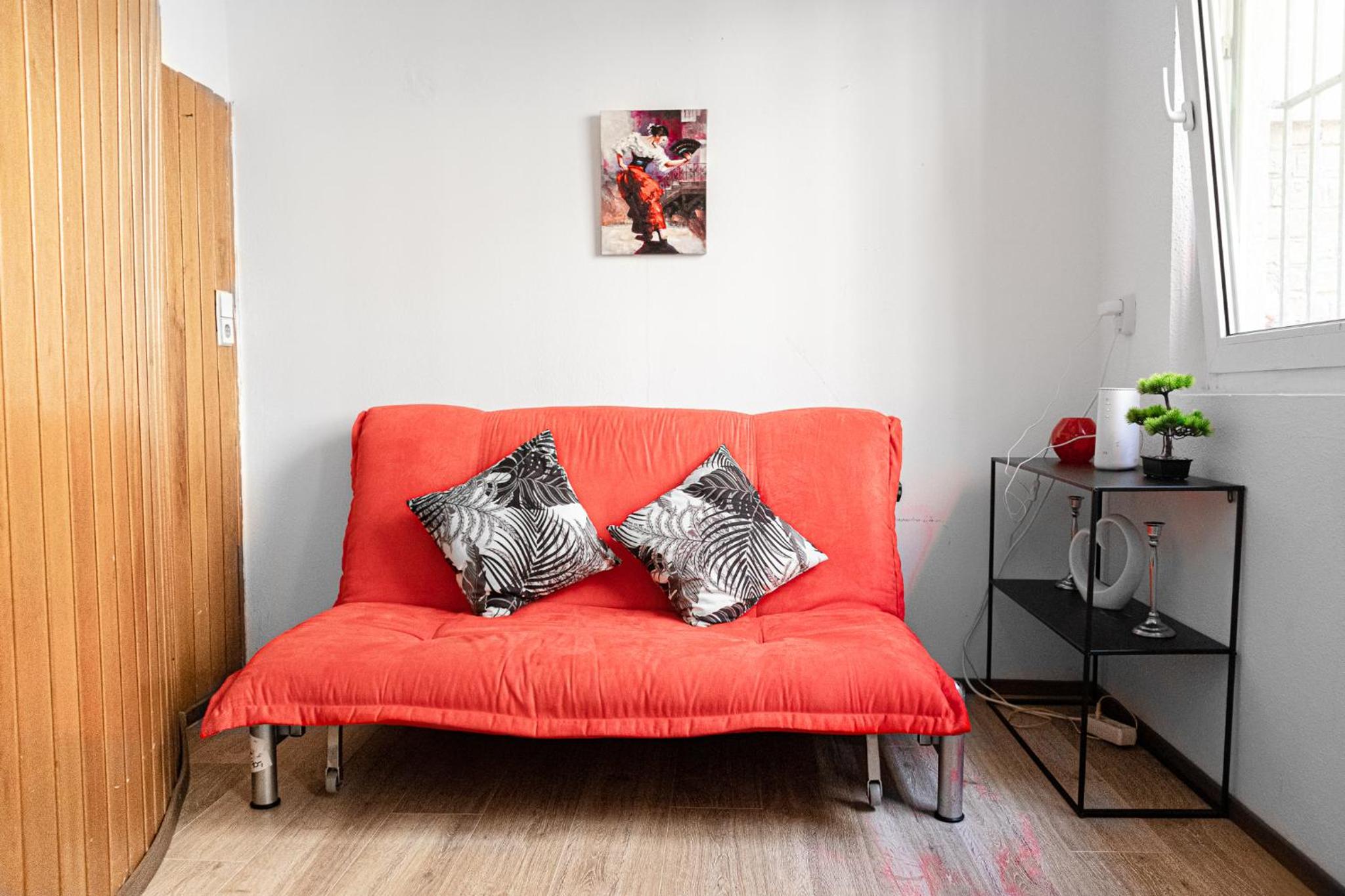 Timeless Red 1BR Apartment - Great for Longstays