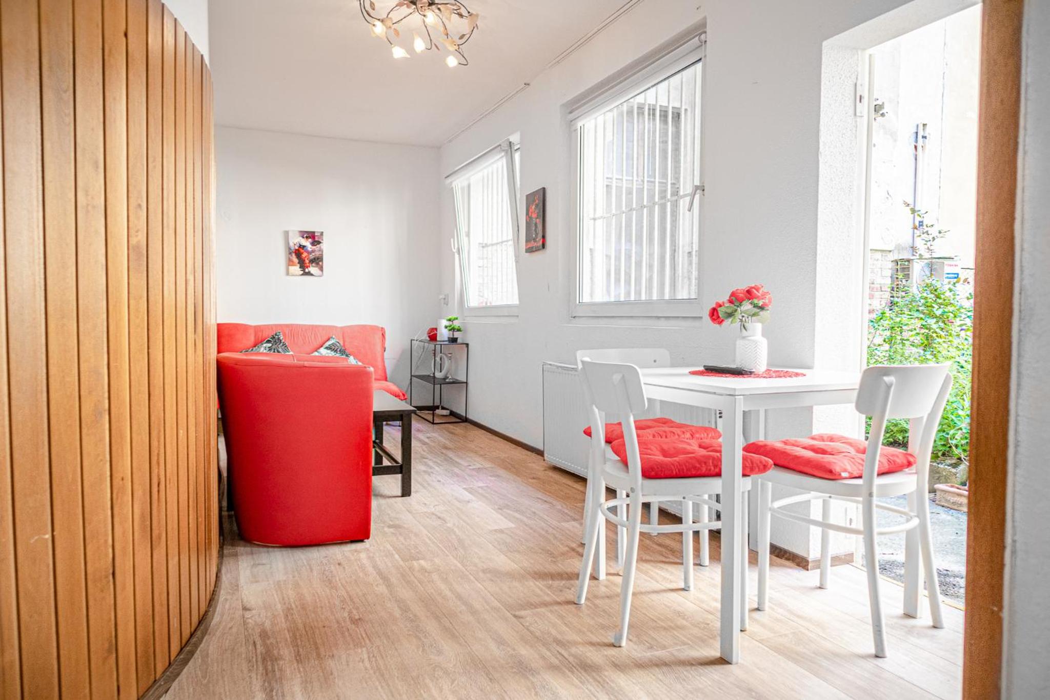 Timeless Red 1BR Apartment - Great for Longstays