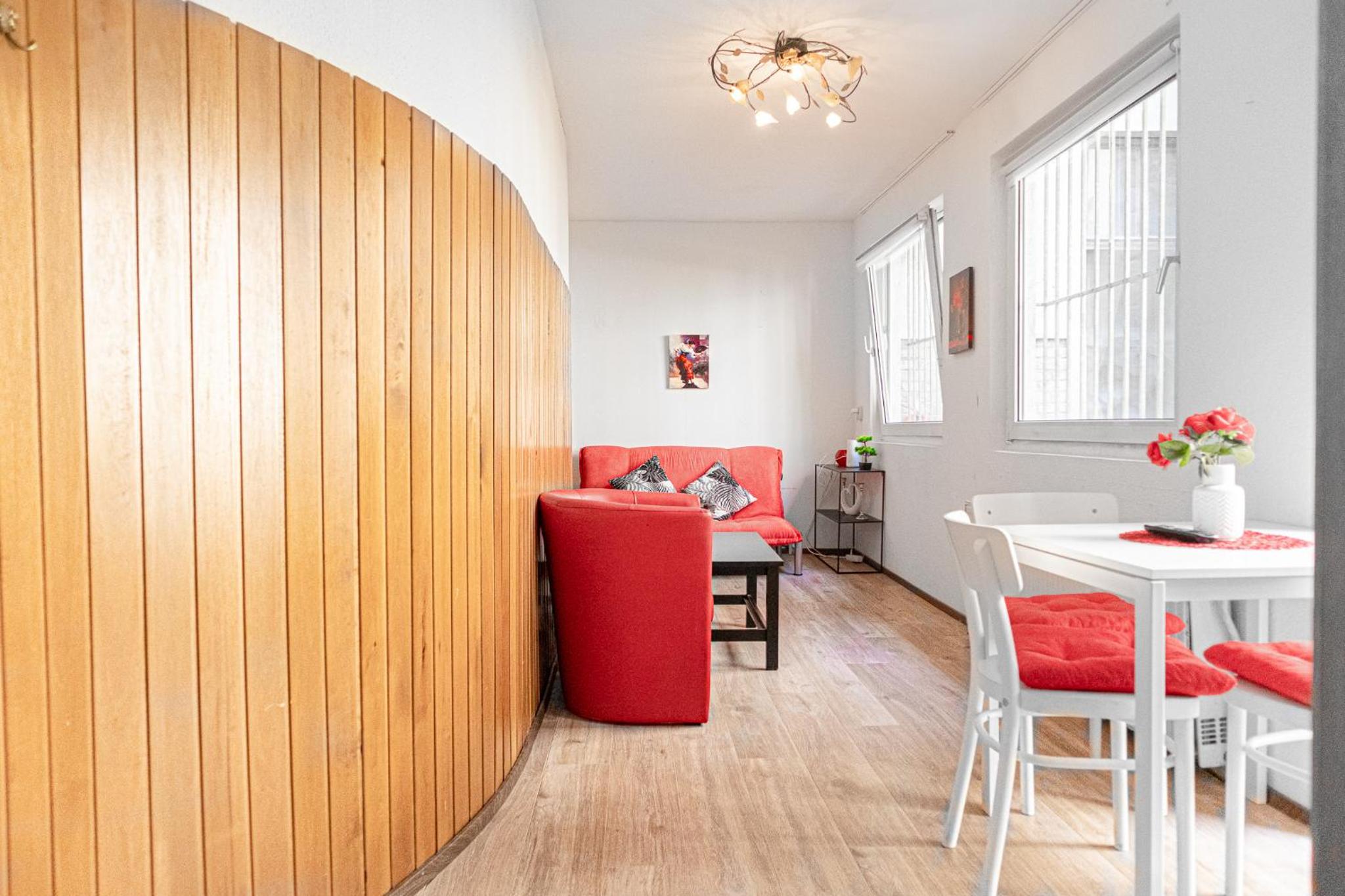 Timeless Red 1BR Apartment - Great for Longstays