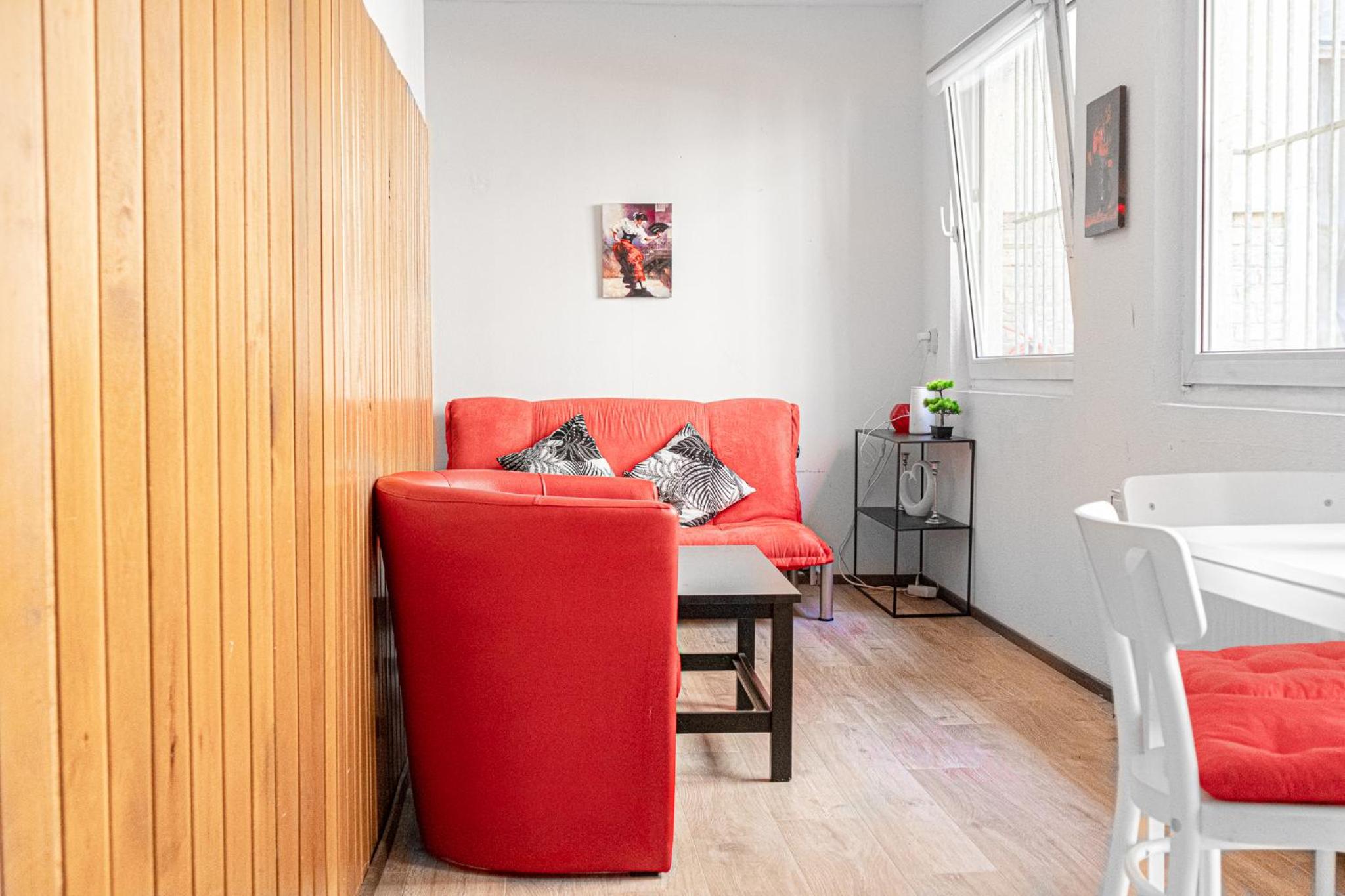 Timeless Red 1BR Apartment - Great for Longstays