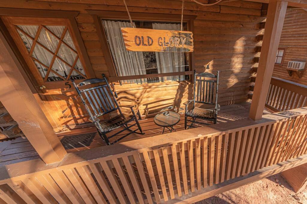 Payson Vacations - Forest Cabin 5 Old Glory - Property Image 1
