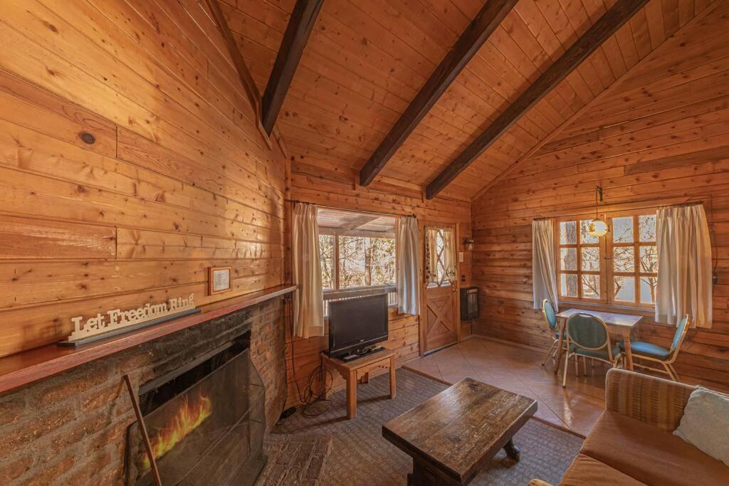 Payson Vacations - Forest Cabin 5 Old Glory - Property Image 4