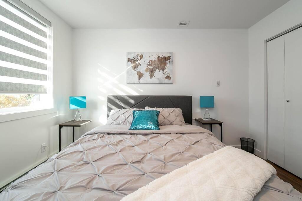 Stylish Close to D/T FREE parking King Bed 2bed view 5