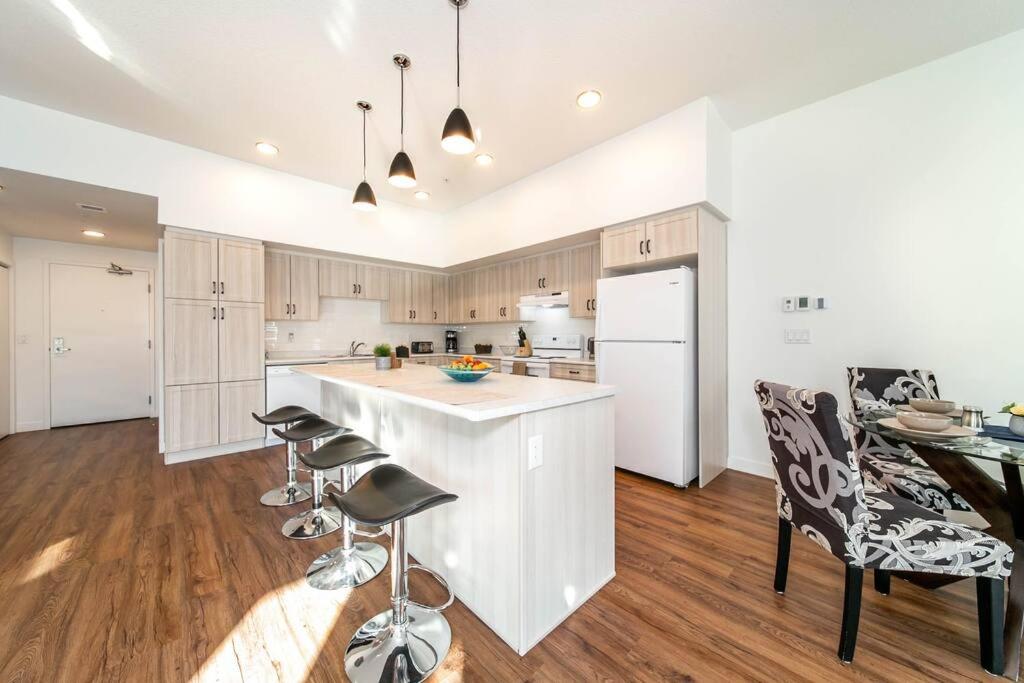 Stylish Close to D/T FREE parking King Bed 2bed view 3