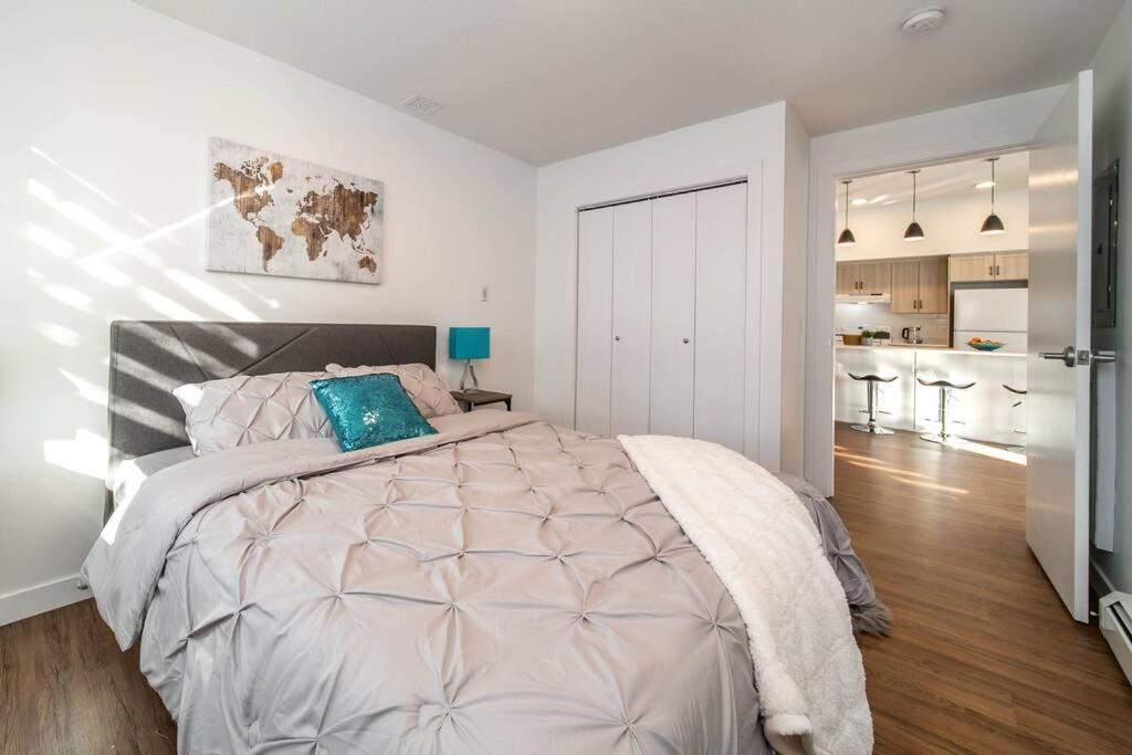 Stylish Close to D/T FREE parking King Bed 2bed view 4