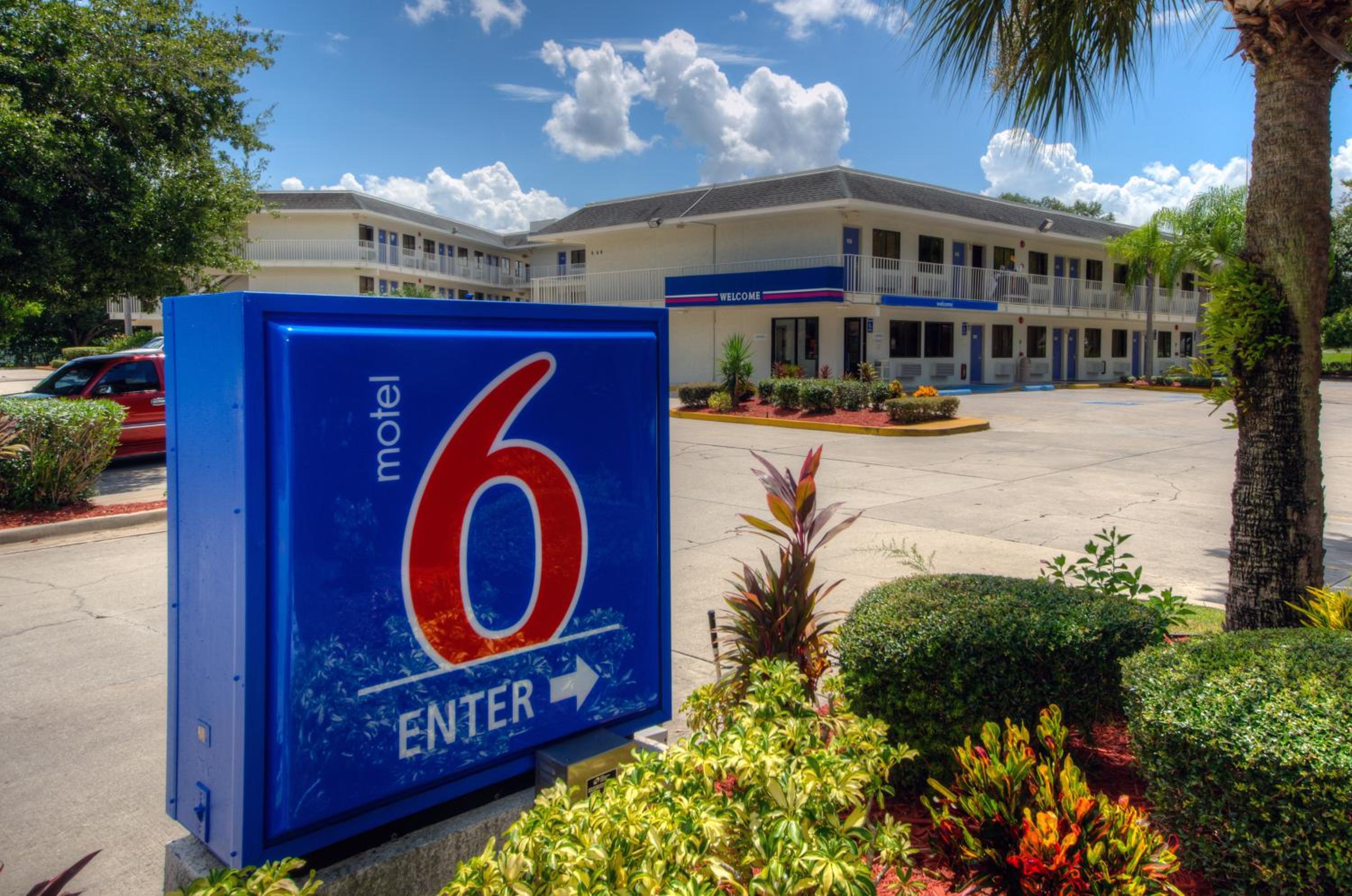Motel 6-Bradenton, FL - Property Image 1