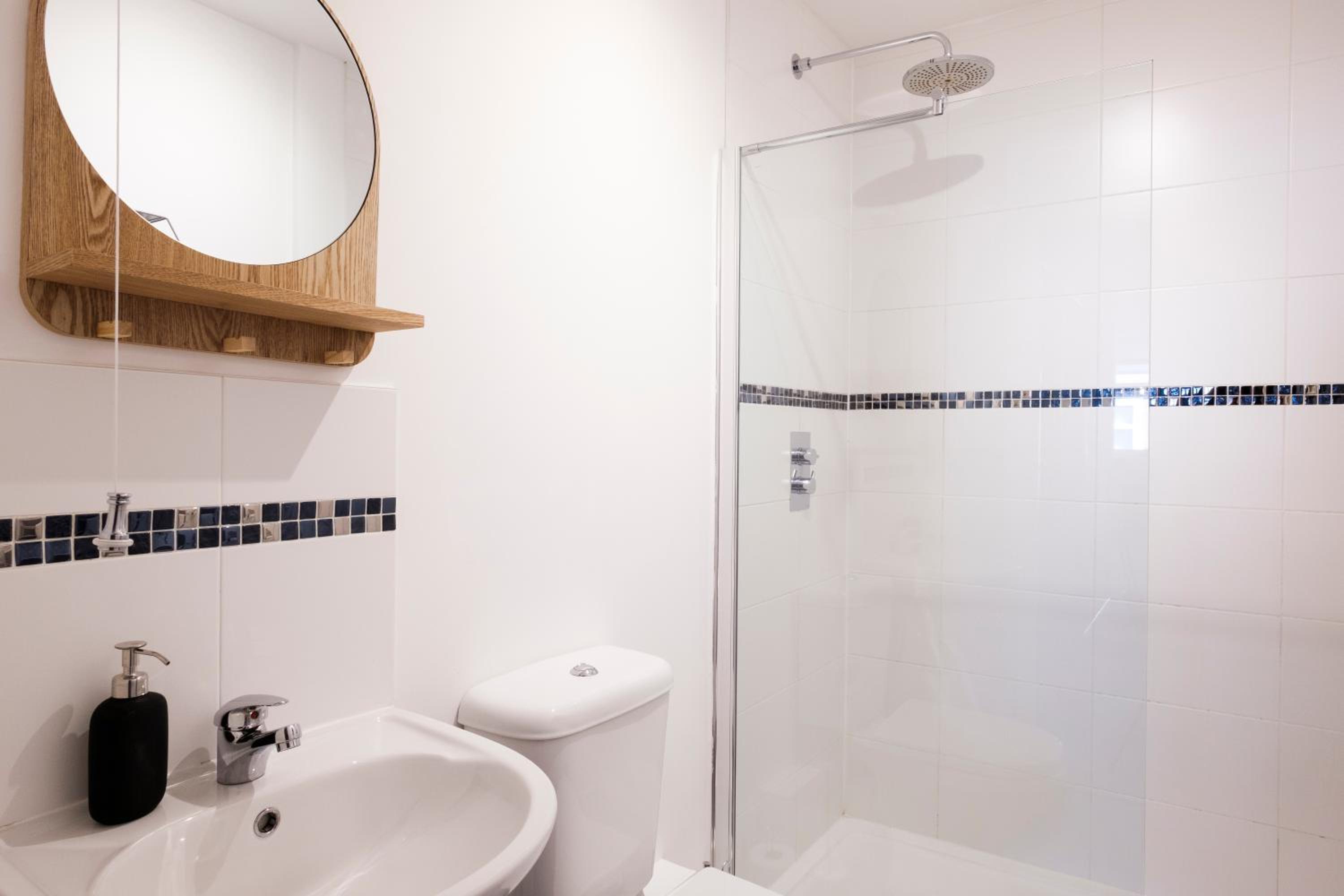 Corinium Lodge - town centre apartment