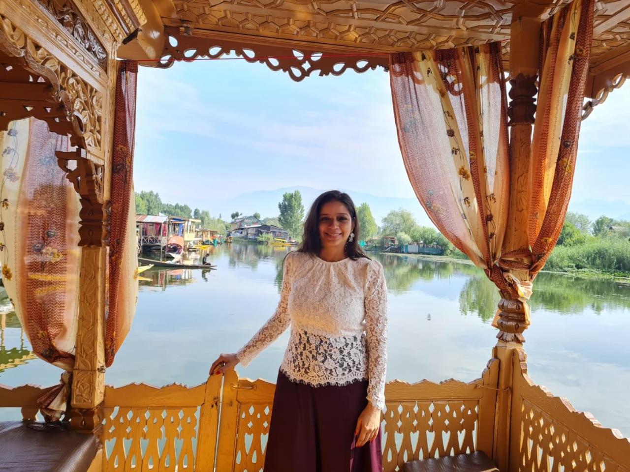 Raja's Palace Houseboat - Kashmir view 4