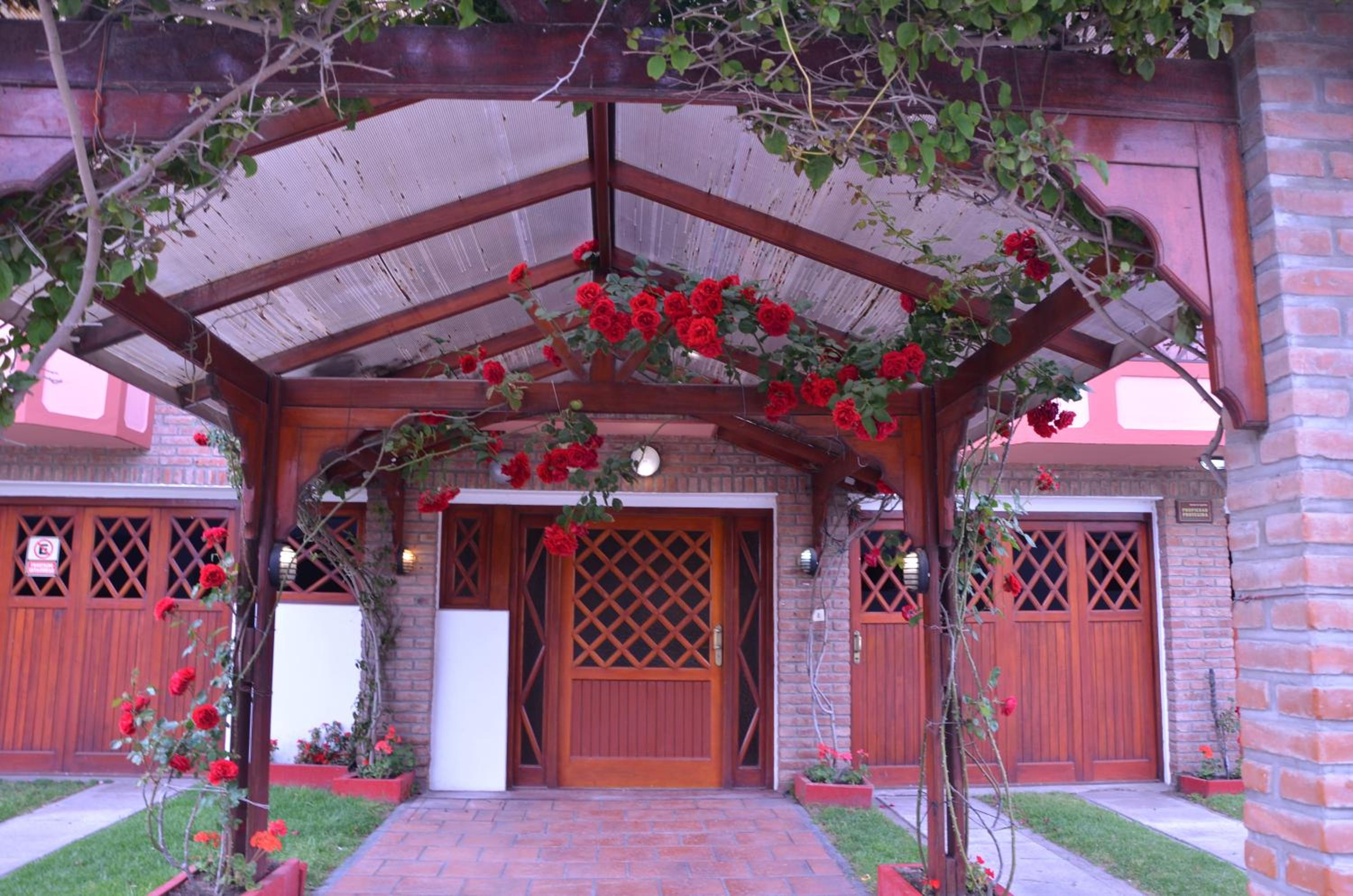 Departamentos Familiares Rosas Rojas